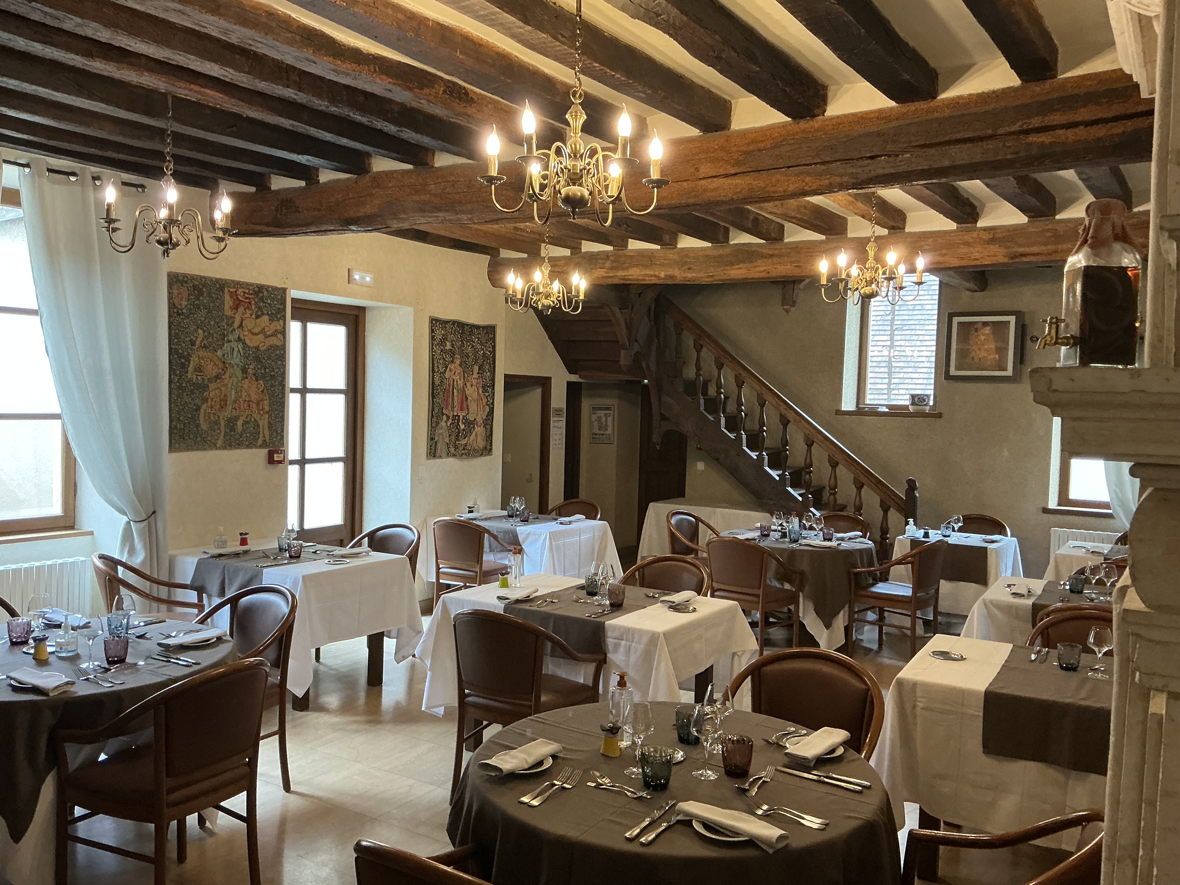 HÔTEL-RESTAURANT A VENDRE -BOURGOGNE A 10KM DE CHABLIS-15 CHAMBRES-EXTENSION POSSIBLE

Etablissement de charme au cœur d’un village viticole, premier village côté est à produire du chablis
Parfaitement entretenu et immédiatement exploitable
15 Chambres

Restaurant ouvert au public
CA 2025 413000 € HT
Mur + fonds 550 000 €
Possibilité d’ajouter 8 à 10 chambres

Grange de 130 m² aménageable en espace détente Spa etc
Parking privé
A 10 km de Chablis à proximité des vignes

Bâtiment de 900 m² sur deux étages
Terrain de 1400 m²
Idéal 
Pour un projet de boutique-hôtel ou une installation en Bourgogne viticole
Pour un couple en reconversion cherchant un projet clé en main
Un opérateur voulant développer une offre oenotouristique premium