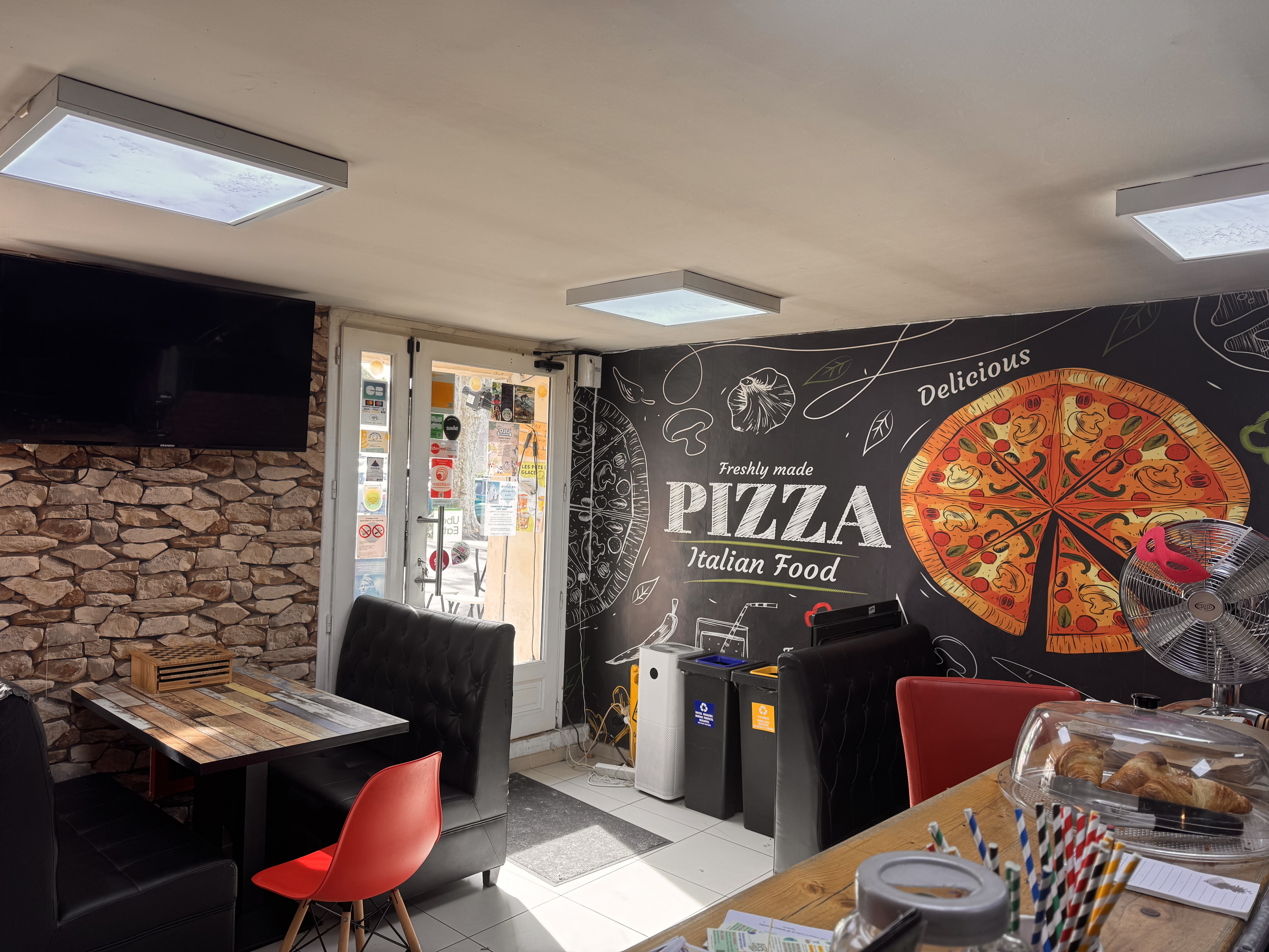 À saisir, fonds de commerce de pizzeria – restaurant avec licence III, situé à Mane (04300), charmant village de caractère des Alpes-de-Haute-Provence, proche de Forcalquier.

⸻

✅ Les atouts du commerce :
	•	Chiffre d’affaires en forte croissance : plus de 182 000 € TTC réalisés depuis l’ouverture en juin 2024.
	•	Bail avantageux : loyer seulement 475 €/mois + 40 € charges.
	•	Terrasse d’été (≈ 15 m²), très appréciée de la clientèle.
	•	Licence III + licence restaurant déjà en place.
	•	Dérogation ERP accessibilité validée, aucun gros travaux à prévoir.
	•	Matériel complet inclus (four, équipements, mobilier).
	•	Base de données clients de plus de 800 contacts incluse dans la vente.
	•	Conservation du numéro de téléphone actuel, déjà connu de la clientèle → continuité immédiate.

⸻

👨‍🍳 Activités actuelles :
	•	Pizzeria sur place et à emporter.
	•	Service de bar : bières, vins, softs.
	•	Viennoiseries et pain le matin, très apprécié par les habitants.
	•	Clientèle locale fidèle et touristique régulière.
	•	Concept facilement transformable en bar à pâtes / vins / bières pour diversifier davantage.

⸻

📈 Opportunité idéale pour :
	•	Un couple ou un professionnel souhaitant s’installer dans un cadre de vie agréable.
	•	Une personne voulant reprendre une affaire clé en main, avec fichier clients et communication existants.