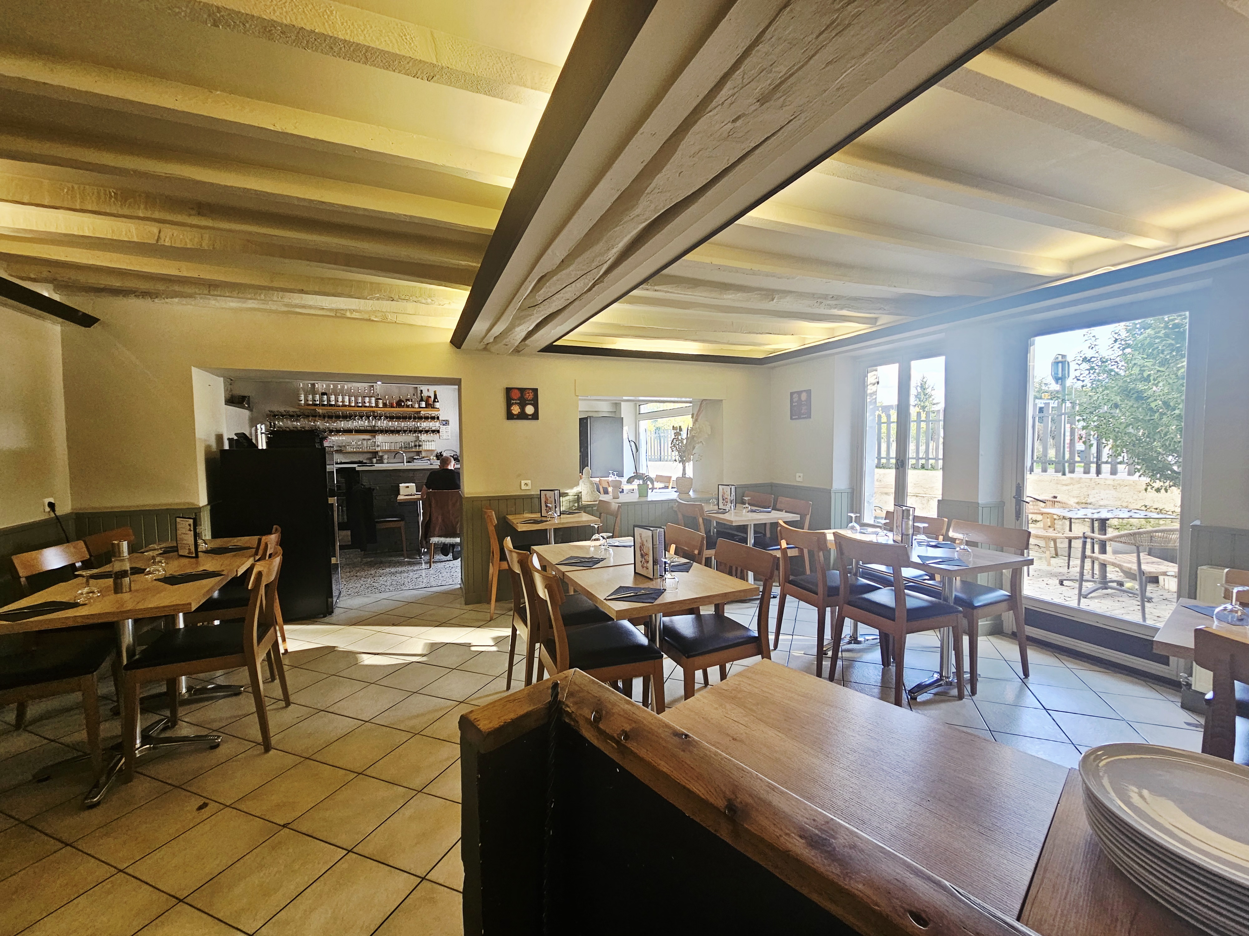 Vente fond de commerce et murs.

A vendre fonds de commerce de 210m2 
Au rez de chaussée:
 ◽️Restaurant- pizzeria de 100m2 disposant d'une licence IV.
Restaurant situé au cœur des vignes de l'Yonne, à 1h20 de Paris 
 ◽️Salle de restaurant de 30 couverts équipé d'un four à bois véritable.
 ◽️ Terrasse extérieur de 80m2 arboré, fermée de l'espace public et au calme de 36 couverts et plus. 
 ◾️Possibilité d'agrandir celle ci ou de créer  (150m2 de cour et jardin aromatique) en
- espace détente 
- terrain de pétanque 
- coin scène pour soirée animé 
- ou autres

Mobilier récent( tout reste) activité clé en main.
Une clientèle fidèle depuis plus de 10 ans 
Établissement existant depuis les années 30)
 
Situé au sein de Champs sur Yonne, un village vivant  de 1700 âmes avec tous commerces (supermarché, pharmacie, coiffeur,auto ecole, boucher etc..,)maison de santé a venir en 2026 avec medecin, podologue,kiné, ostéopathe, dentiste, école et artisans.

À 5 petites minutes d'Auxerre ( proche AJA) aux abords du trafic fluvial Canal du Nivernais,( 2 pontons en face du restaurant) vélo route, chemin de Compostelles, d'accès et de stationnement facile, vous participerez à l'attractivité du village.
Clientèle fidélisée, tourisme, chambre d'hôte,Airbnb
Chiffre d'affaires stable.
Pas d'employés à reprendre.

Horaire actuel:
Ouvert du Mardi au Vendredi midi et soir
Et le Samedi soir.
Fermeture Dimanche,Lundi et Samedi midi

Fermeture annuelle:
 ●congé 5 semaines par an 
 ●jours fériés
 ●Mardi soir et Mercredi soir période hivernale. 

À l'étage :
Appartement/bureau de 110m2 compris dans le bail.

Fort potentiel de développement possible sur le côté bar, et l'emporter qui n'est pas exploiter ainsi que sur les horaires et jours d'ouverture.



Le tout sur une parcelle de 550m2.

Cession du fonds de commerce à 90 000€ 

Prix des murs 200.000 euros ( devis 8000€ de travaux à effectuer sur partie appartement non urgent) 
Le prix des murs à déjà été abaisser du prix locale actuel au m2 pour prendre en compte les travaux à effectuer.

Possibilité d'acheter les murs par rachat de part sociale ( 100%) à 85000€
reste 10 ans avec un taux avantageux de 2.2%
Soit  175 000€
(90 000€ le fond et 85000€ les murs par part sociale )