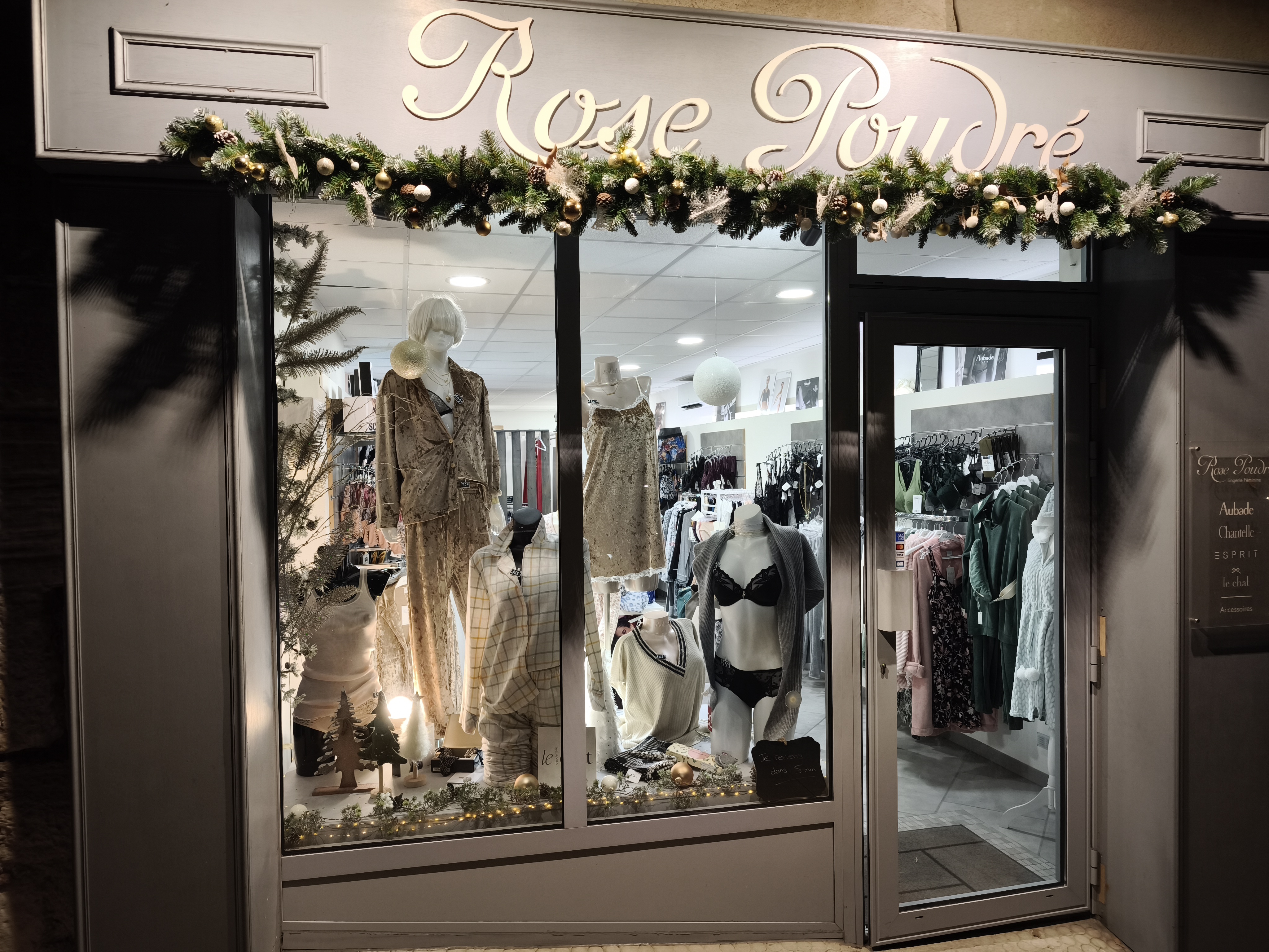 ** Vente droit au bail dans une ville de 8000 habitants du Vaucluse aux nombreux commerces en tout genre. **

Commerce de 41m² de surface de vente avec un petit loyer, une belle vitrine refaite en Juillet 2024, une clim réversible et la fibre.
Equipement du magasin: Rayonnages, meubles de présentation et nombreux mannequins.
2 cabines d'essayage avec miroir.
Petite réserve et coin toilette.

Pas de salarié à reprendre.

Bail tout commerce sauf nourriture et commerces odorant

Prix: 29 000 €