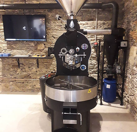 Vends fond de commerce d'une épicerie fine et torréfaction en plein cœur d'un village charmant viticole "coteaux du Layon" sur l'axe principal Angers (20min)/Cholet (30min).

Local de torréfaction collaborative en location non attenant au magasin,  située à 10 min en voiture. Une formation est possible avec un formateur habilité sur le lieu de torréfaction.

-Epicerie atypique avec un bel agencement intérieur.
-Excellente réputation dans le secteur.
-Matériel et meuble vendu avec le fond de commerce (Epicerie et conditionnement pour la torréfaction) 
-Activité de torréfaction (vente pro BtoB et particuliers BtoC). 

L'épicerie possède une clientèle fidèle composée majoritairement de particuliers mais également de collectivités, associations locales et entreprises.
La torréfaction possède une clientèle de professionnels revendeurs, des restaurants et des entreprises.

- Epicerie fine spécialisée dans les produits locaux. 
- Espace de vente 38m2
- Petit comptoir pour servir des boissons chaudes à emporter et glace artisanale.
- Une réserve de  8m2
- Espace bureau 4m2
- Atelier de 12m2 (Préparation de commandes, conditionnement...)
- Magasin climatisé.
- Place de parking privée.
- Site internet et E-commerce en place.
- Parking pour la clientèle sur la place de l'église en face du magasin.
- Un deuxième accès pour les livraisons.
Les murs appartiennent à une SCI  le loyer est de ( 700€ HT) , 
- CA annuel de 305 000€ 

Les + :
- Activité créée depuis 2016
- Nom de l'Entreprise reconnu
- Accompagnement et relais pour la reprise
- Faible charge
- Actuellement il y a un gérant et un salarié à temps plein.
- Le magasin est en vente car nous souhaitons nous orienter sur un autre projet. L'activité économique du magasin est rentable depuis la création et est en constante progression.
Pour toutes questions, n'hésitez pas à me contacter.