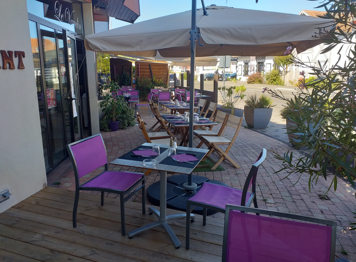 Cause départ en retraite, opportunité rare de reprise d'un restaurant chaleureux,  et idéalement situé à Mimizan, Coeur de Bourg, commune dynamique des Landes, attractive toute l'année et touristique en saison

Style typique Basco-landais offrant un cadre authentique et chaleureux
Superbe salle lumineuse avec belle hauteur sous plafond et des poutres apparentes, idéales pour des présentations élégantes.

Une belle salle de 30 couverts, complétée par une terrasse privative.
Clientèle locale fidèle à l'année et fort flux touristique estival.
Potentiel de développement intéressant.

Affaire saine, idéale pour des professionnels ou un chef souhaitant s'épanouir dans un cadre de vie privilégié entre océan et foret
Faible loyer