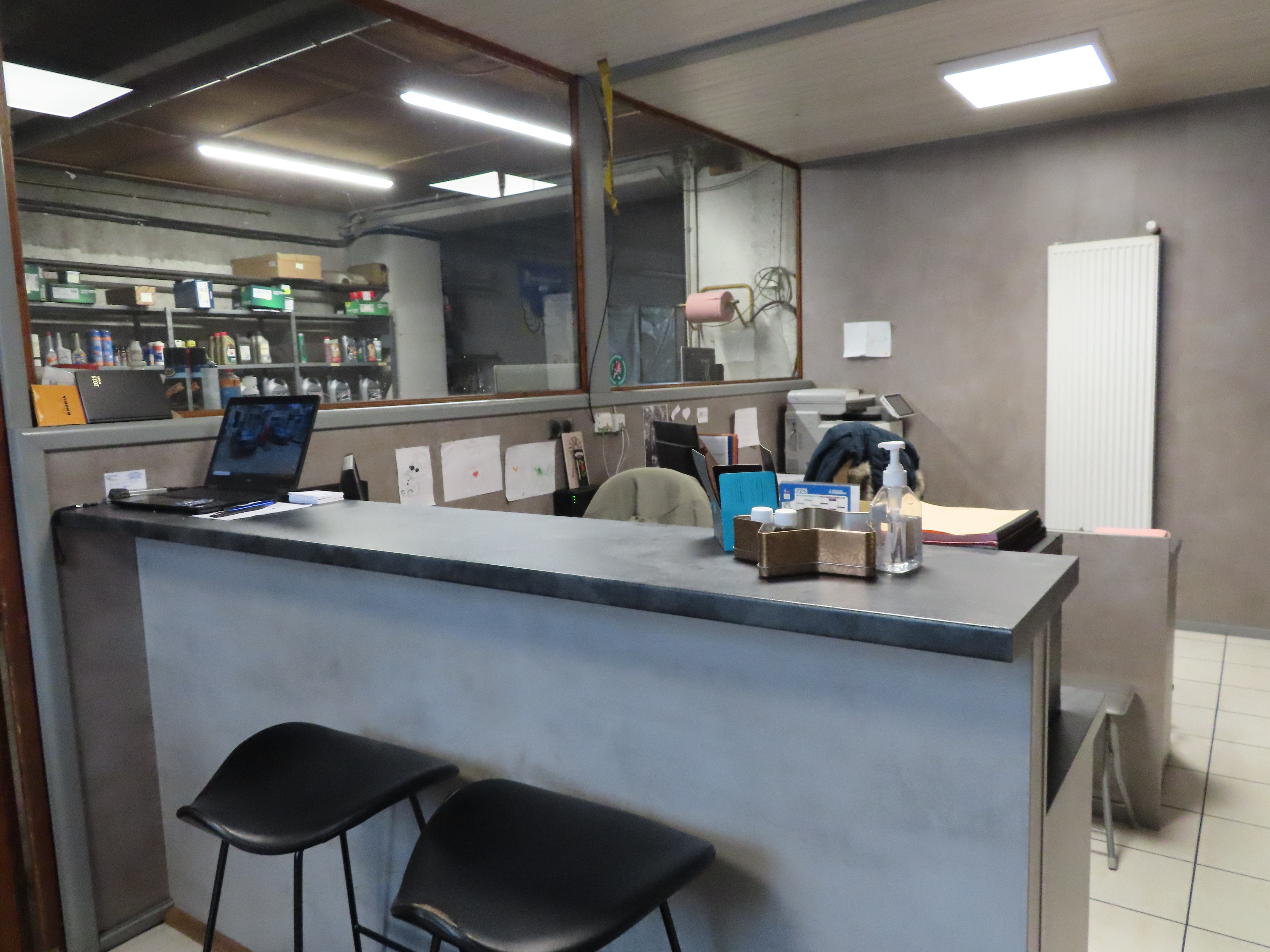 A reprendre, activité de garage automobile avec station-service, entretien, réparation toutes marques,  implanté au cœur d’un village étape de l’autoroute A75 reliant Clermont-Ferrand à Montpellier.
Le garage est composé de deux ateliers de mécanique (environ 100 m² chacun), d’un espace bureaux, d’une réserve (44 m²) et d’une cour équipée d’un automate (deux pompes, trois pistolets) 24h/24 CB et cartes privatives. 
Matériel en bon état de fonctionnement. 
Clientèle de particuliers, entreprises et collectivités. 
Équipe de 2 salariés. Chiffre d’affaire en progression constante.
 
Logement à l’étage (T3).