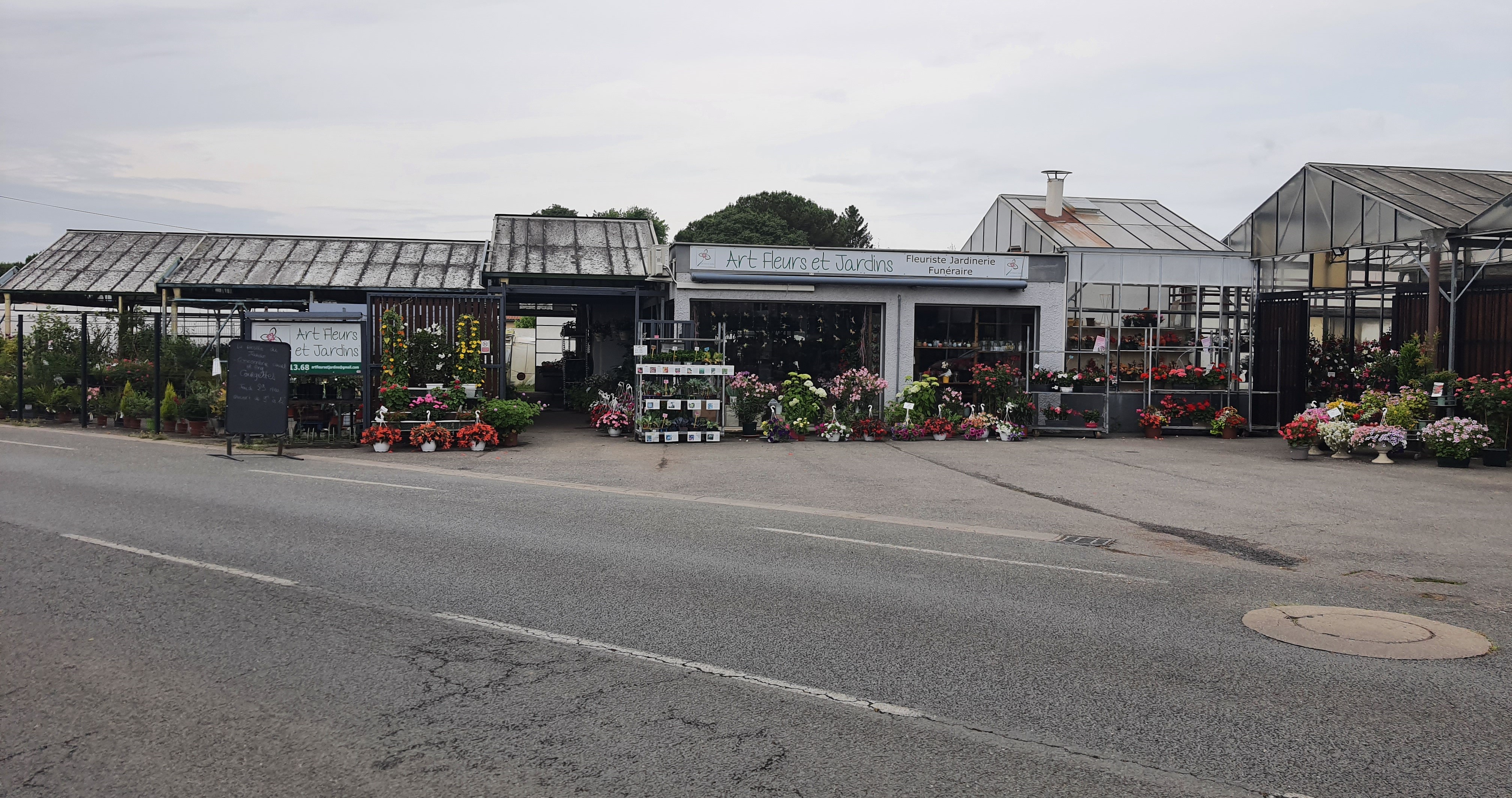 Vente (FDC + murs) commerce horticole, jardinerie et fleuriste cause retraite 

Bel ensemble composé d’un magasin, d’un parking, de serres verres, de tunnels plastiques et de terres agricoles pour une surface totale d’environ 5500 m².
Entreprise centenaire avec bonne rentabilité, pérenne, un bon CA stable et une clientèle fidèle !

Nous avons développé notre offre et nos services avec la création de la boutique de fleurs et la vente de légumes d’été en direct. Cela nous a permis de d’avoir une activité rentable tout au long de l’année. 

Fleurs coupées et compositions florales pour tous les évènements (mariage, deuil), plants de fleurs, plants de légumes et aromatiques, pépinières et arbustes, plantes d’intérieur, terreau et légumes prêt à manger. Notre diversité fait la force de notre commence !

Nous n’affichons pas de chiffres et de rentabilité volontairement, nous remettrons l’ensemble de ces éléments à la suite d’une première prise de contact.

Contactez-nous pour plus de renseignements et n’hésitez pas à venir voir notre affaire !

Les informations sur les risques auxquels ce bien est exposé sont disponibles sur le site Géorisques : www.georisques.gouv.fr.

Prix de vente : 460 000 €
Précision sur le prix de vente : Fonds de commerce + Murs
Prix de vente des murs : 240 000 €