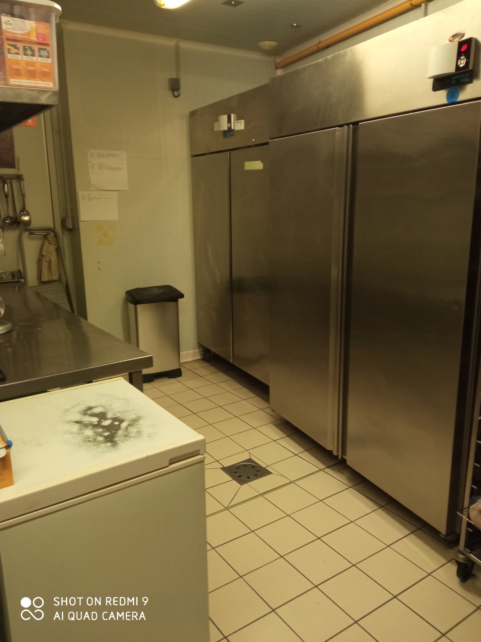 Vente fonds de commerce brasserie située dans galerie commerciale Centre Leclerc.( cause départ retraite)
Brasserie ouverte de 8 h 30 à 18 h 30 du lundi au samedi ( bar ) avec restauration de 12 h à 14 h uniquement.( 40 à 50 couverts de moyenne et possibilité d'ouverture le soir).
CA annuel 250 000 € HT 
salle de bar 30 personnes
salle de restaurant 60 personnes
terrasse 40 personnes
actuellement 2 CDI à 35 h semaine.