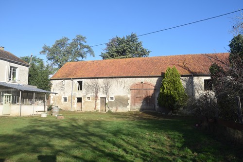 A vendre très jolie ferme pédagogique « La Fermette des Tannières », très bien notée sur google, sur la petite commune de Herry 18140 et élevage canin / pension canine avec autorisation de 50 chiens.

Une maison d'habitation spacieuse à rénover entièrement, une partie de cette toiture  est à refaire, mais pas la totalité, ( le baccacier avait déjà été acheté )

Le tout avec énormément de possibilités et de potentiel sur plein pied de 228 m² avec grande terrasse tout du long et un étage, avec 8 pièces, aménagement total des combles possibles, pour agrandir encore plus si souhaité, environ 430 m² possible !

C'est habitable de suite et la totalité des combles est isolé, un potentiel de folie pour des chambres d'hôtes, gites, événementiel.

La maison est équipé d'un Poêle à bois 14 kW avec environ 15 stères d'avance et pompe à chaleur, avec 6 splits possibilité d'en rajouter 4 sur l'installation.

Sur fausse septique aux normes.

Il y a également une grande et belle longère de charme, très beau volume de 320 m² au sol avec combles aménageables également selon loi carrez, sur la même surface, +1.80 m de hauteur et la toiture de la grande longère est seine, juste à remanier un peu quelques tuiles.

Un terrain d'un hectares 100 et possibilité d'un second terrain très proche sur 8080 m² ( 5000 € ) et la possibilité d’acheter un 3 éme terrain de 5200 m² en plus, viabilisé avec compteur électrique et  2 points d'eau, avec des chappes déjà présentes et différentes essences de plantes anciennes pépinière, à 1 km, idéal pour la pâture des animaux.. à 14900 €.

Sur la photo de vue aérienne, on peut voir 16 parcs d'environ +100 m², 16 parcs 50 m², 15 parcs de 20 m² a 35 m² environ. Et une dizaine des petits parcs qui pour l'instant sont des poulaillers pour la ferme pédagogique 
Il y a 3 pièces de chatteries intérieures dans la maison de 16m² au total Et 6 chatteries extérieurs ( 2 à remanier pour la volière ancienne )

Les bâtiments d’élevage ont un énorme potentiel dans la longère, il y a 6 boxs. 
Une nurserie de 8 box, une grande bergerie et 2 pièces dont l'une aménagée en espace d’accueil élevage ou pour les anniversaires. Et une petite pièce pour faire naître mes poussins 
Un beau chalet de 21 m² récent pour l’accueil de la ferme pédagogique, une réserve et une cuisine aménagée. 

La ferme pédagogique a encore un très gros potentiel à exploiter loin du maximum de ses capacités. 
Toutes les installations sont fonctionnelles immédiatement !
Nous avons accueilli cette année des anniversaires,
- des jeunes soigneurs pour lesquelles les 8 places par dates ont été prise d'assaut j'ai du en ouvrir 12 finalement pour chacune, 
- un IME en contrat à l'année  pour tous les jeudis matins reconduit depuis  3 ans et pour l'année prochaine avec 3 jeunes,  
- régulièrement le Relais petite enfance, 
- des groupes d'EPHAD régulièrement
- des groupes de centres spécialisés pour enfants ou adultes handicapés
- Et  plus d'une quinzaine de groupes scolaires sur le mois de  juin pour les voyages de fin d'année
tout cela sans  publicité !  
De nombreuses activités en relation avec les animaux et la médiation animale peuvent être développées.... 
De même que des activités de locations saisonnières ou de gîtes les bâtiments spacieux le permettent !

 La propriété a beaucoup de charme même s'il y a des travaux à prévoir, elle est au bout du chemin pour plus de tranquillité dans un bel écrin de campagne au calme ...

 Le petit bourg de Herry est très agréable, il y a toutes les commodités en plus d'avoir son école maternelle et primaire, boulangerie, poste et épicerie / tabac.... Proches de grandes villes comme Bourges, Nevers, Cosne sur Loire, La charité sur Loire, Pouilly sur Loire, et nous accueillons des visiteurs venant de loin comme Châteauroux, Orléans, Paris, et bien sur toutes les petites villes dans un rayon de + de 50 km...
 
Actuellement en activité, il y a mes chiens et les animaux de la ferme, il me faut un peu de temps pour replacer le cheptel canin et animaux de ferme  dont je vais malheureusement devoir me séparer. 

Les animaux de la ferme (nombreuses variétés sélectionnées et animaux adorables, tout à fait adaptés à la ferme pédagogique et à la médiation animale, valeurs 29 000 €) peuvent être vendus avec un prix attractif, ainsi que tout le matériel si les personnes sont intéressées par le tout. ( dans ce cas me joindre pour évaluer vos besoins et le matériel souhaité et budget) 
 
🐶 🐱 🐭 🐹 🐰 🐷 🐸  🐔  🐦 🐤 🐣 🐥 🦆 🦇 🐗   🐝 🐛 🦋 🐌 🐞 🐜 🦗 🐍 🦎🐃 🐂  🐎 🐖 🐏 🐑 🐐 🦌 🐓 🦃 🕊 🐇 🦔   🌳  🍀 🌷 🌹  🌺 🌸 🌼 🌻

Je peux aussi vendre sans les animaux, ce sera juste un petit peu plus long pour rentrer dans les murs car il me faudra le temps des placements car je veux de belles familles pour tout ce petit monde. 

Si je vends avec les animaux ce sera à une personne très motivée pour en prendre soin, il est possible d’envisager un accompagnement les premiers mois. 

Vous pouvez jeter un petit coup d'œil sur Google aux avis de la fermette des Tannières vous pourrez voir que c'est un endroit magique qui a vu passer plein de famille avec des moments formidables pour le plus grand plaisir des petits et des grands.. 
Des activités annexes peuvent être rajoutées sur les terrains, pour fourrage, pâturage, pension chevaux, maraîchage, herboriste, pépinière, horticulture, ferme d'élevage petits ruminants ( forte demande), pension féline, ...

Prix de la propriété ( 2 bâtiments, le terrain 1 hectare 100 et la marre), sans les animaux et sans 2 terrains annexe, 350 000 €, sur la commune de Herry 18140 
         
     🏠+🏡+🌄+🌅 = 350 000 €
     🌄 5200 M² = 14 900 € ( VIABILISÉ)
     🌄 8080 M² = 5 000 €
     🐮= 25 000 €
Nos prix sont négociables dans la limite du raisonnable :o))
 
À votre disposition pour toutes vos questions, nombreuses photos sur demandes.

Je reste à votre disposition pour caler un rendez -vous si la propriété vous plait ! 
Je vous souhaite une belle journée 
Nadège et Yann 
06 62 74 40 06