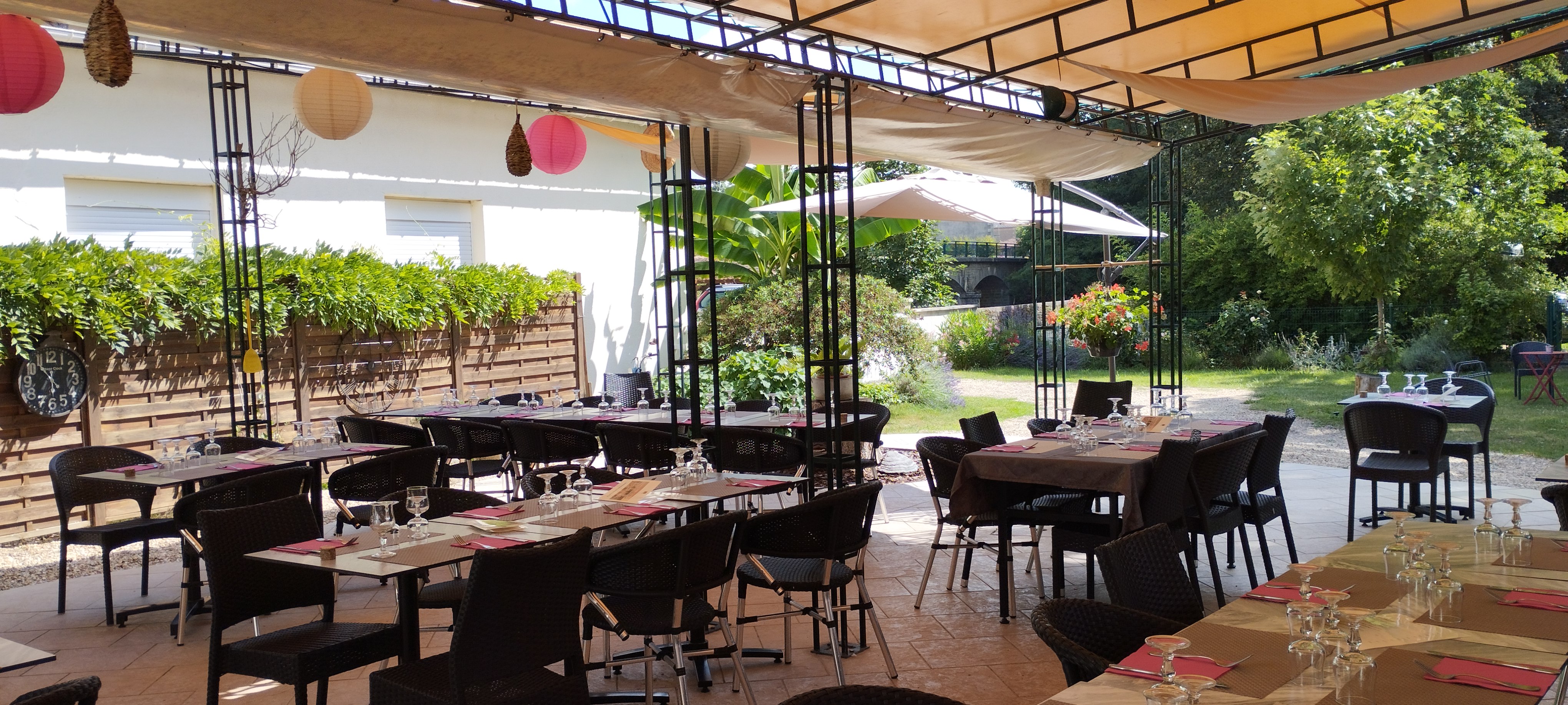 Fond de commerce a vendre; les murs appartiennent a la mairie, 

Restaurant très bien tenu par le proprietaire et de trés bonne réputation,, avec une cuisine traditionnelle  dans un environnement très agréable.
Une  salle de 45 couverts suivi d'une terrasse ombragée de 46 couverts donnant sur une petite rivière .
Établissement aux normes en vigueur ( sécurité, PMR, extincteurs etc...)  cuisine , suivi d'une légumerie, d'une plonge, d'une réserve avec chambre froide et d'un local poubelle, parking a proximité.
Aucun contrat en court, mise à disposition a titre gracieux de la licence IV par la mairie, .
A l'étage un trés grand appartement.
Dans le village, plusieurs petits commerces, pharmacie , cabinet médical, ecole maternelle sur une route passante.

Tres belle opportunité a saisir pour cause de maladie, loyers du restaurant et logement modérés,