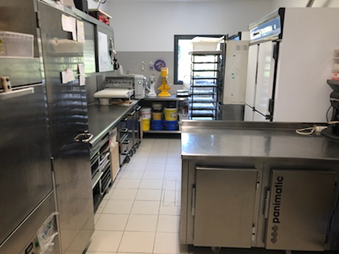 URGENT . ARNAC LA POSTE (87) suite décès, à louer locaux commerciaux neufs aménagés en 2020 pour Boulangerie Pâtisserie Snacking situés en centre bourg avec vaste parking, 110 m2 avec magasin, salon de thé , fournil , labo pâtisserie. Loyer 576 € par mois y compris gros matériel (four, chambre de pousse, chambres froides ...). Opportunité de reprise de cette activité en plein essor. CA HT réalisé en 2023 : 252 000€ par 3 actifs. A vendre aussi matériel pâtisserie snacking. Idéal pour professionnel qualifié y compris 1ère installation. BOURG ACTIF de 950 hab nord Haute-Vienne, en bordure A20, accès direct à 30 min de Limoges. Possibilité contact mairie au 05 55 76 81 30. 
https://www.transentreprise.com/offres/fiche/NAQ237796A/boulangerie-patisserie/nouvelle-aquitaine/haute-vienne?index=0&pageListe=1#menu