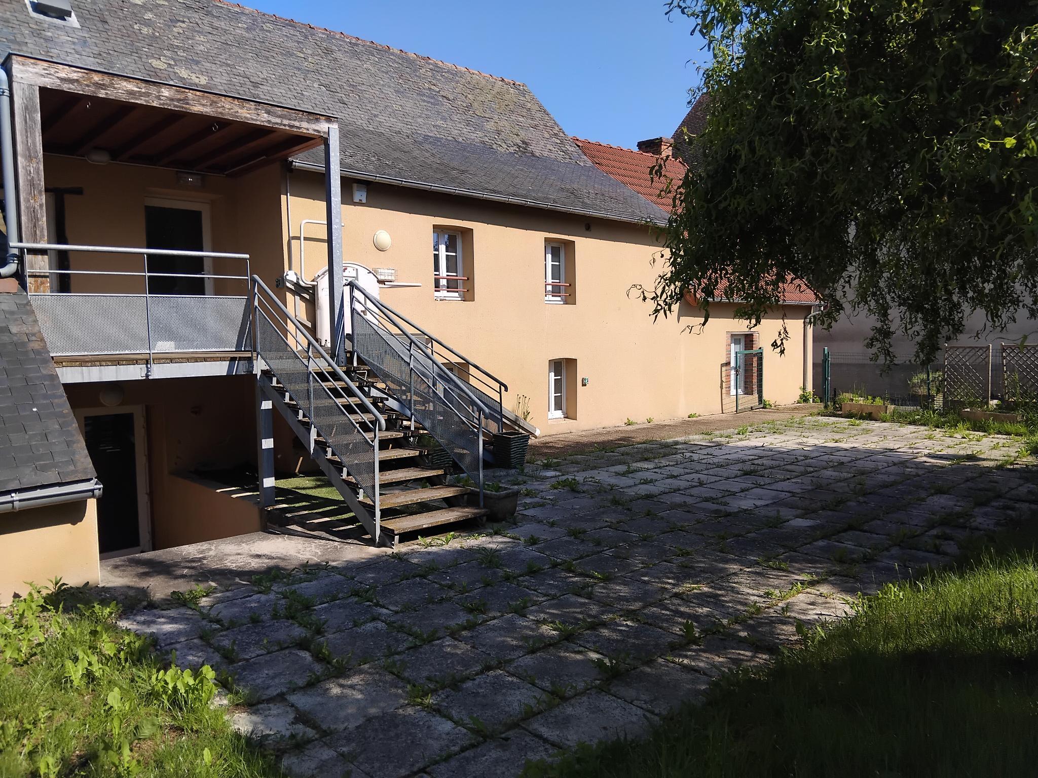 Les atouts :
- commerce de proximité 
- situé dans le centre-bourg
- entièrement rénové
- cuisine équipée
- possibilité d’une offre de chambres d’hôtes
- terrasse ombragée agréable 

L’activité : 
Une auberge authentique au plus proche des clients. Si vous souhaitez relancer une activité de restauration traditionnelle, bistronomique, à thème ou autre concept innovant, ne manquez pas cette opportunité. Il est possible de développer une activité d’hébergement touristique. 

Vous souhaitez vous investir dans un projet de vie au cœur d’une commune dynamique et accueillante pour faire vivre un lieu de convivialité pour les habitants et personnes de passages. 

Il sera aisé de développer une clientèle fidèle, locale, mais également de capter celle de passage : voyageurs d’affaires et touristes. En effet, l’auberge est située en face de la route départementale D993 (très fréquenté) et elle est à proximité de l’aire de camping-car. 

De plus, il y a la possibilité de travailler avec la cantine scolaire qui accueille chaque midi 45 enfants, et qui, à ce jour, se fournit en repas chez une société basée à Montluçon. 

La commune est donc prête à échanger avec le porteur de projet sur une possible collaboration pour relocaliser la restauration scolaire sur la commune.

Le local : 
L’auberge propose différents espaces reliés et adaptés à différents accueils (groupes, familles, couples etc).
Ils sont découpés ainsi: 

Rez-de-chaussée : salle de restaurant (50 couverts), cuisine, bar, sanitaires et bureau 

Premier étage : trois chambres d’hôtes et un logement d’environ 50m2

Dans l’ensemble : le bâtiment fait environ 250 m2 répartis sur deux niveaux. 

En 2025, la commune va réaliser une rénovation intégrale du bâtiment: isolation, menuiserie intérieur, électricité, peinture, carrelage...

La commune équipera la cuisine :  armoire réfrigérée, piano de cuisine, hôte,  plonge,  lave-vaisselle, machine à glaçons,...

L’environnement : 
Une commune de 748 habitants située au nord-est de la Nouvelle-Aquitaine. Elle est dotée d’une école, d’une boulangerie, d’un point de poste, etc. L’Auberge est donc intégrée à un tissu dynamique local. 

Le bourg est traversé par une route départementale passante qui relie Montluçon à Aubusson, ce qui en fait un axe de passage fréquenté, notamment par les curistes et touristes se rendant à Évaux-les-Bains ou Chambon-sur-Voueize. 

La visibilité de l’auberge sur cette route départementale est un atout majeur pour attirer une clientèle de passage. 
 
Les alentours de la commune offrent un patrimoine touristique riche avec, par exemple : le Viaduc sur la Tardes, les anciennes mines d’or du Châtelet, le site touristique de Sainte-Radegonde, le bois de Lassoux, l’étang de la Reyberie, etc. 

Enfin, l’auberge se situe à 10 min de plusieurs grandes surfaces et à 15 minutes de Montluçon.        

Informations pratiques : 
Le bâtiment se situe au 25 rue Raymond Aucouturier au cœur du bourg de Budelière.

Un monte-personne est à disposition pour accéder à la chambre répondant aux critères PMR. 

Un parking attenant à l’Auberge permet également de faciliter l’accessibilité. 

La commune est propriétaire de la Licence IV qui sera mise à disposition du porteur de projet. Il y a la possibilité d’établir un bail emphytéotique avec une promesse de vente. 

Afin de faciliter l’installation, la commune s’engage à proposer un loyer modéré.