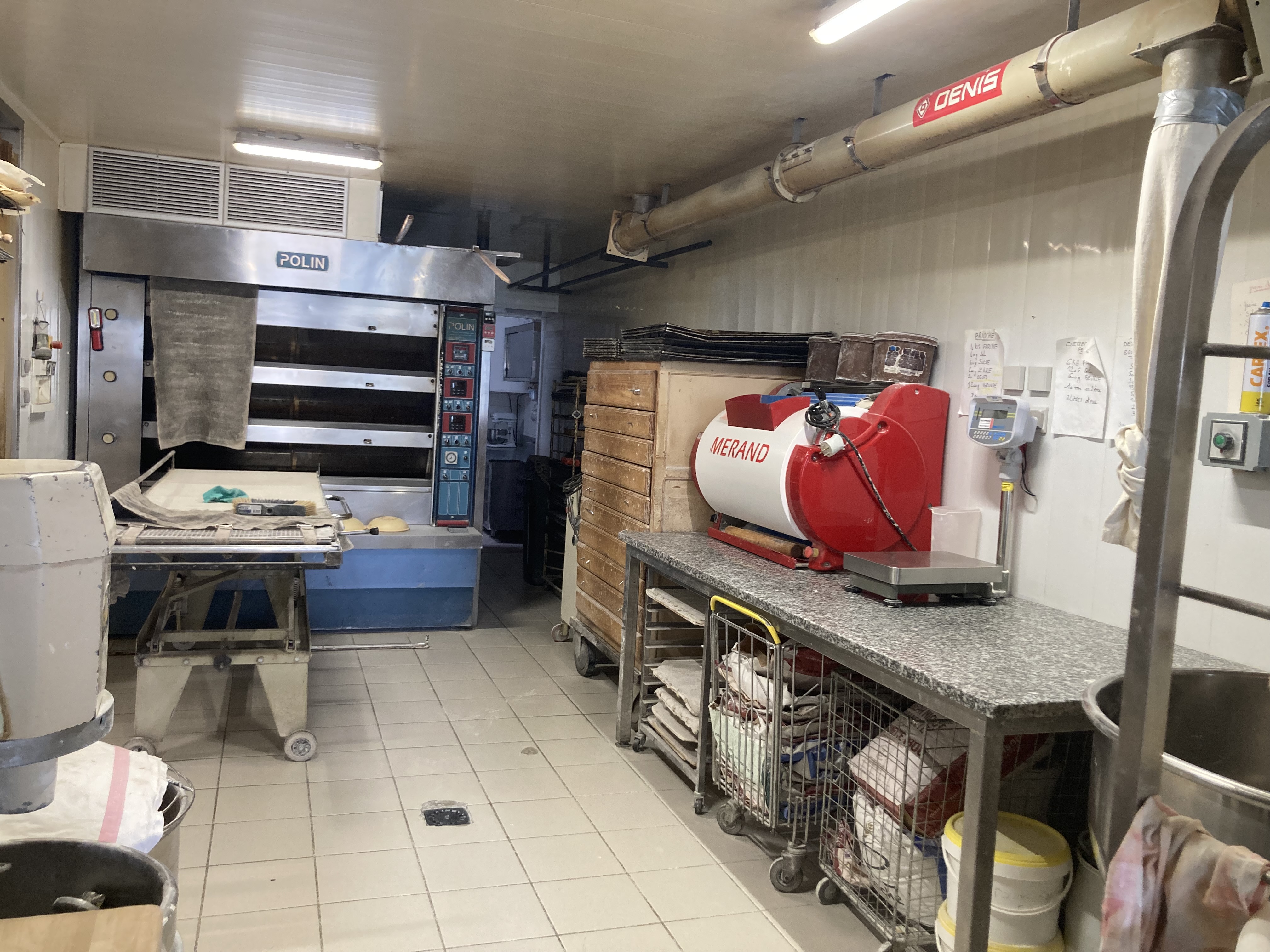 Très belle boulangerie pâtisserie à vendre dans la Loire 42
A seulement 35 mn de Saint Etienne et 15 mn de Montbrison
Cette opportunité est à proximité de divers commerces (restaurant, coiffeur, bar tabac, esthéticIenne, primeur, auto école)
Village disposant d'une école et de nombreuses associations

Idéalement placé avec des lignes de transport 12 mn de la gare, 20 km station de ski 
Sans concurrence directe
6 semaines de fermeture par an
Fermé le dimanche après midi et le lundi 
Pas de dépôt
Salarié 1 boulanger, 1 apprenti boulanger 1 vendeuse et un couple d'exploitant