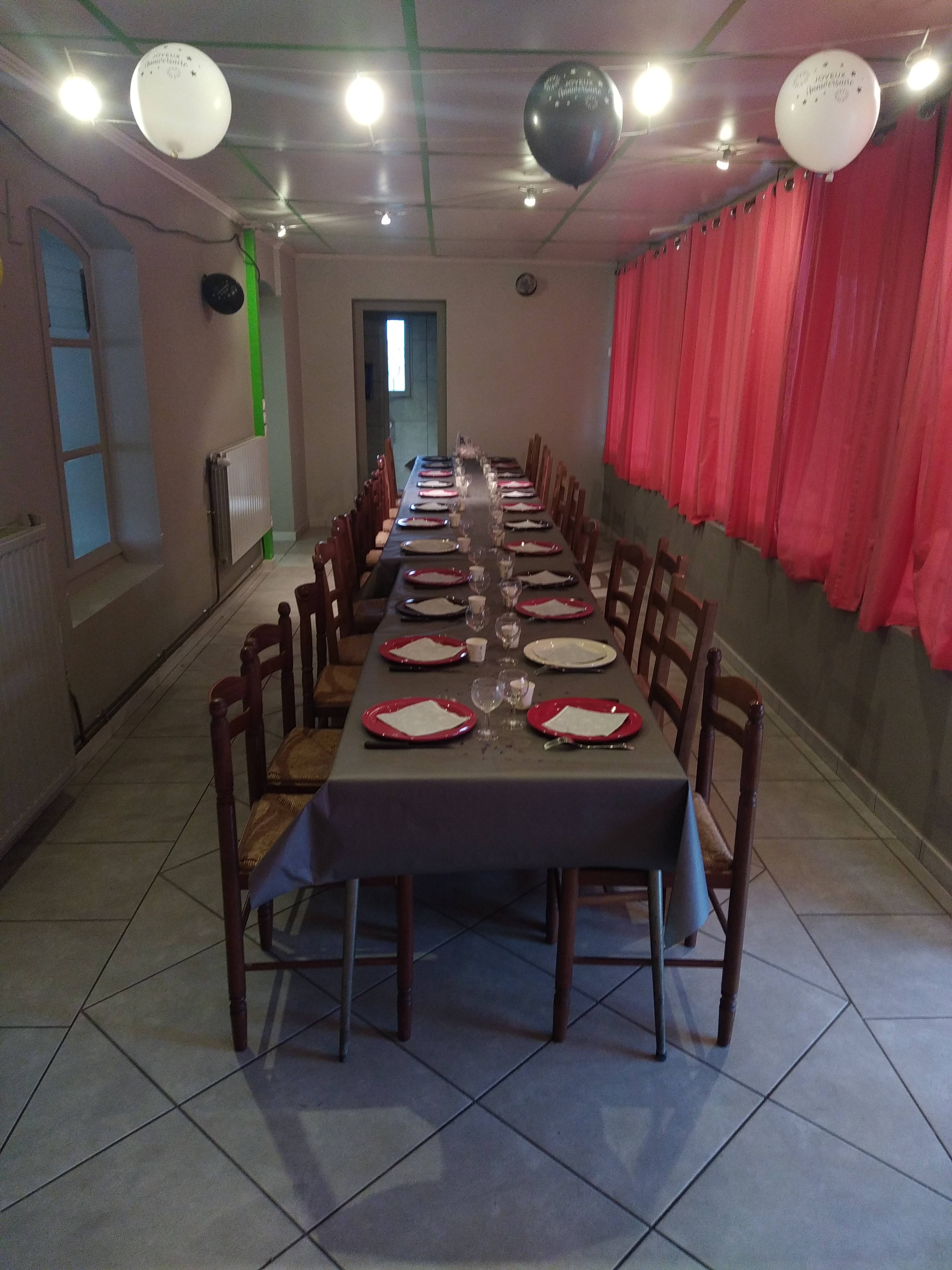 A vendre immeuble à usage commercial  (restaurant) et habitation idéale pour réouverture ou location de salle de réception ou gîte ....  Dans un village calme proche du bord de Loire de Chambilly (71) et du canal Roanne/ Digoin et voie verte avec commerces à proximité, cave à vins, boulangerie  pâtisserie, bar et repas de midi en semaine. Comprenant une cuisine professionnelle toute carrelée avec hotte et évier( possibilité de mobilier tables chaises  en sup), une salle avec bar, une salle de jeu , 2 toilettes avec lavabo , une véranda (50 places assises) avec 1 toilette et lave mains sur un terrain de 800m2 arboré avec 2 tilleuls et 2 muriers , 3 caves ,1 chaufferie, 1 dépendance. 1 étage à rénover (plans effectués), 1 chambre, 1 salle de bains avec baignoire et vasque, 1 WC, 2 chambres avec cheminée en pierre  avec 1 sol tommette rouge et 1 parquet chêne, 1 bureau  avec parquet en pin,  2 escaliers  intérieurs en bois, 1 escalier extérieur, 1 grenier aménageable avec 2 vélux . Région très touristique du charolais (site de location de canoé et vélo à proximité). Un véritable coup de cœur pour ceux qui cherchent à se lancer dans une activité pour faire revivre le village toute l année. Pour plus de renseignements,  veuillez communiquer par mail. Merci.