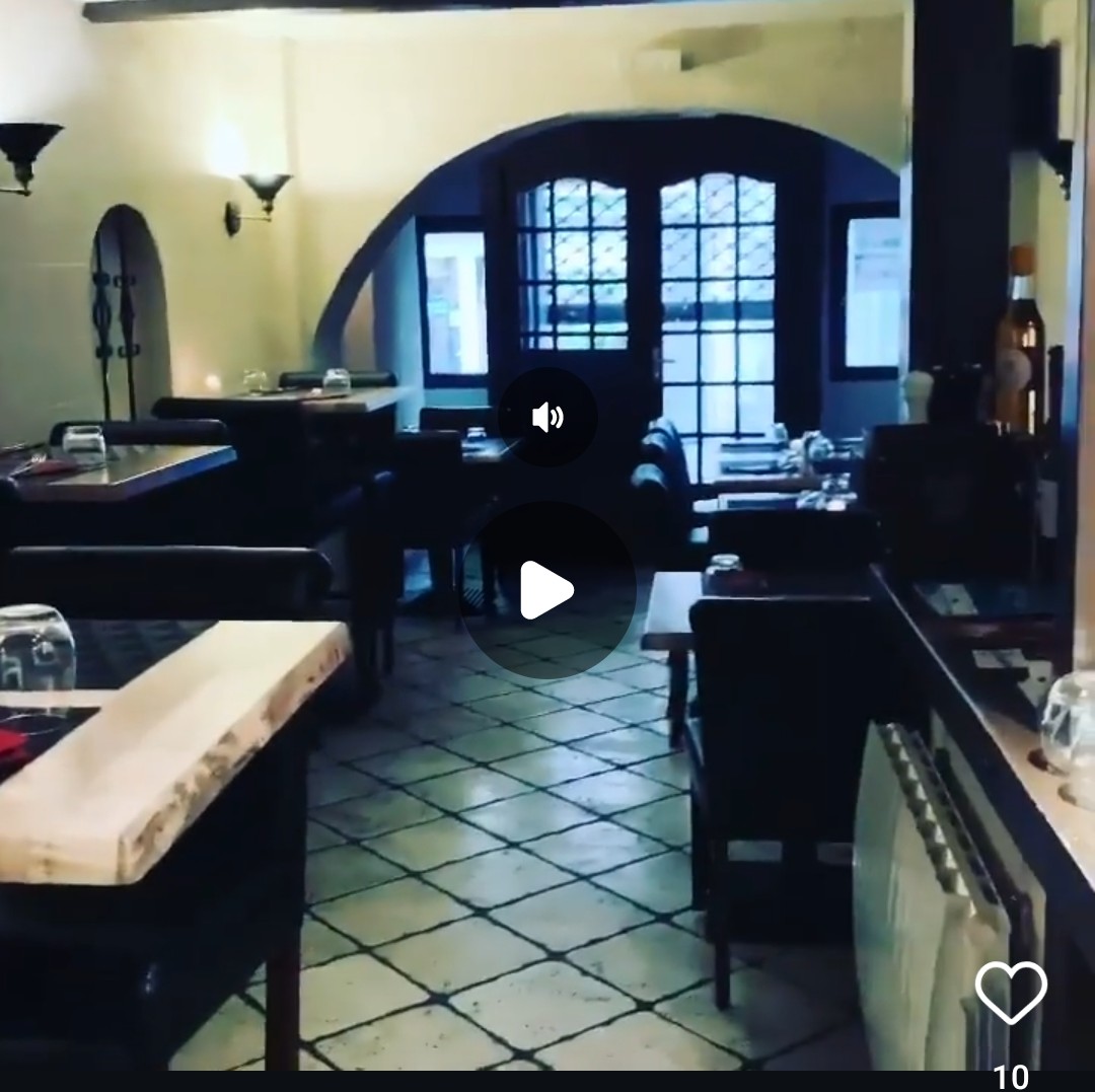 Hypercentre , Restaurant de charme 40 cvts  terrasse été  idéal pour couple

Equipement complet et prêt à exploiter Clefs en main 

Partie cuisine :
2 frigos un congélateur , timbre 2 portes, plancha, fourneau,  friteuse, trancheuse,  plonge cuisine, plonge vaisselle, lave vaisselle, four mixte, plans de travail, étagères et rangements,  office

Partie salle:
Bar refait à neuf , 2 frigos à boissons, machine à glaçons, lave verres, vaisselle , couverts, verres,  tables hautes et basses, une partie des tables configuration terrasse (pliables) chaises et sièges hauts  cuir, Chaises terrasse, parasols ,