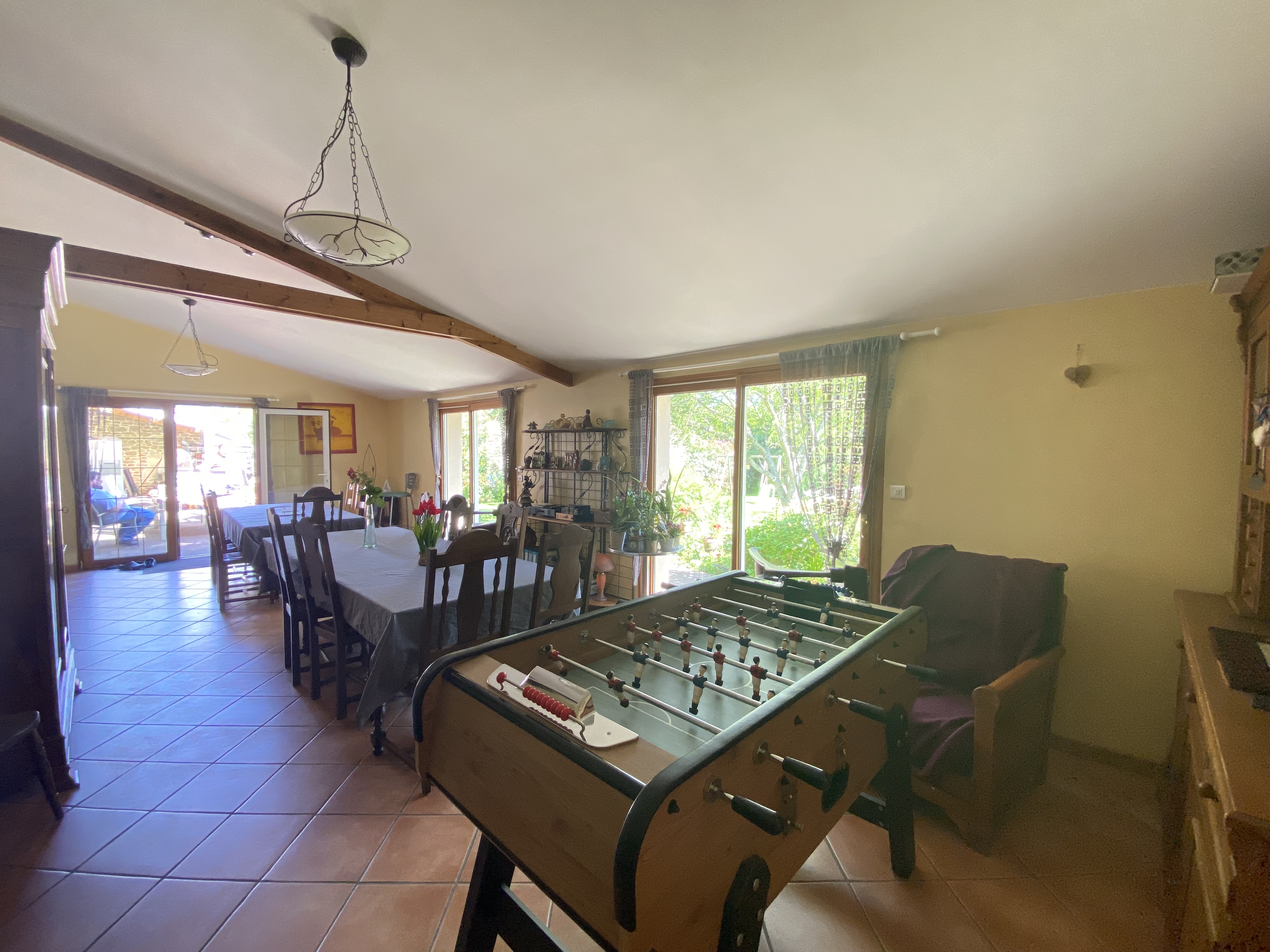 Un havre de paix authentique avec un potentiel locatif irrésistible !
Niché au cœur de Lantillac, dans un cadre bucolique préservé et hautement recherché, cet ensemble immobilier unique allie charme ancestral et modernité. Avec une surface habitable de près de 400 m², cette longère rénovée, son gîte indépendant et son appartement T2 offrent un espace idéal pour une grande famille, des réceptions mémorables ou un investissement locatif d’exception. Préparez-vous à être séduit par son potentiel de rendement et son emplacement privilégié !
Un des atouts majeurs de cette propriété est son potentiel locatif exceptionnel et diversifié, garantissant un retour sur investissement remarquable grâce au gîte déjà en activité et à l’appartement T2 prêt à l’emploi. Idéalement située au cœur de la paisible commune de Lantillac (56120), à seulement quelques minutes des commodités de locminé/Josselin et Réguiny et à proximité des grands axes menant à Vannes/Rennes et Lorient, cet ensemble immobilier unique offre un cadre de vie idyllique, cette OPPORTUNITÉ TRÈS RARE sur le marché saura séduire les amateurs de belles demeures et les investisseurs avisés.
🏠 Un ensemble d’exception à découvrir pièce par pièce
La propriété s’étend sur un terrain paysager et arboré de 4 667 m², un véritable écrin de verdure, et se compose de trois espaces distincts, chacun avec son caractère unique :
🌿 La Longère Principale (230 m² habitables)
Une habitation principale aux volumes généreux, où le charme d’antan rencontre le confort moderne :
• Une vaste pièce de vie avec cheminée en pierre et sa cuisine aménagée
• Une salle à manger spacieuse, parfaite pour les réunions familiales et ses 55 m² de terrasses attenantes.
• Un salon cosy baigné de lumière naturelle.
• Chauffage au sol pour un confort optimal.
• Quatre chambres aux beaux volumes, avec des espaces de rangement astucieux.
• Une salle d’eau élégante et des sanitaires bien pensés.
• Une chaufferie équipée d’une pompe à chaleur récente (2023) pour un chauffage performant.
• Un double garage pour deux véhicules, idéal pour les amateurs de rangement.
• Une piscine de 30 m³ avec liner suspendu et sa très grande terrasse entièrement clôturée, un véritable havre de détente.
• Atouts charme : Poutres apparentes, murs en pierre et matériaux nobles préservés, témoignant des rénovations soignées réalisées entre 2012 et 2023.
🌞 Le Gîte Indépendant (135 m² habitables)
Un espace autonome, prêt à générer des revenus locatifs saisonniers :
• Entrée indépendante pour une confidentialité totale.
• Une pièce de vie lumineuse avec coin cuisine équipée, idéale pour les hôtes.
• Trois superbes suites parentales, parfaites pour accueillir jusqu’à 6-8 personnes.
• Une terrasse privative de 30 m², un coin repos en plein air. Un terrain de boule
Bonus : une grosse marge d’optimisation du Ch.A. car pas exploitée à 100% de son potentiel
🏡 L’Appartement T2 Indépendant (25 m²)
Un petit bijou d’appoint avec entrée privative, offrant flexibilité :
• Un salon/kitchenette fonctionnel.
• Une chambre cosy.
• Une salle d’eau moderne.
Parfait pour un revenu complémentaire ou un espace indépendant pour la famille.
🌳 Un environnement d’exception
Cette propriété offre un cadre naturel privilégié :
• Un grand terrain arboré de 4 667 m², parfait pour des projets d’aménagement ou de détente.
• Exposition Sud Sud-Ouest pour un ensoleillement optimal toute l’année.
• Calme absolu dans un village préservé, tout en restant accessible aux grands axes.
• Puits artésien avec pompe, un atout écologique et pratique.
• Possibilité d’acquérir une parcelle supplémentaire de 2 053 m² devant la propriété, pour une valorisation foncière ou un agrandissement.
💰 Opportunité d’investissement exceptionnelle
Cette configuration unique (longère + gîte + appartement T2) est un véritable trésor :
✓ Résidence principale spacieuse et pleine de caractère.
✓ Revenus locatifs stables avec le gîte et l’appartement.
✓ Potentiel d’accueil familial ou touristique exceptionnel.
✓ Valorisation patrimoniale dans un secteur en pleine essor.
✓ Éco-responsabilité avec la pompe à chaleur et l’installation de panneaux solaires prévue dans les prochains mois pour l’autoconsommation ou la revente.
🎯 Pourquoi craquer pour ce bien ?
Cette longère allie l’authenticité d’une demeure d’époque à des équipements modernes (piscine chauffée, terrasses généreuses, chauffage au sol), le tout dans un cadre bucolique rare. Que vous soyez en quête d’une résidence de prestige ou d’un investissement locatif rentable, cette propriété répondra à toutes vos attentes !
✅ Ne laissez pas filer cette pépite – Agissez vite !
Contactez-moi dès maintenant pour organiser une visite et découvrir en exclusivité ce bijou immobilier. Cette demeure d’exception est faite pour vous – ne tardez plus !
👉 Christophe Danet - Votre expert Efficity à vos côtés
📞 06 75 02 68 79 | ✉️ cdanet@efficity.com