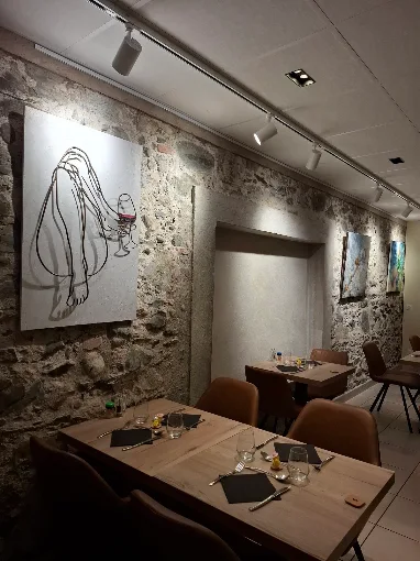 RARE – À CÉDER RESTAURANT BISTRONOMIQUE CLÉ EN MAIN – CASES-DE-PÈNE (66)
Une adresse de caractère avec un fort potentiel de développement
À seulement quelques minutes de Perpignan, au cœur d'un secteur dynamique, découvrez ce superbe restaurant bistronomique bénéficiant d'un emplacement stratégique sur un axe très passant. Implanté dans une magnifique bâtisse en pierre, en angle de rue, l'établissement d’une superficie totale de 250m profite d'une visibilité exceptionnelle grâce à une façade de près de 20 mètres linéaires. Parking gratuit à proximité.
Entièrement rénové, le restaurant est vendu clé en main, avec un matériel professionnel neuf d'une valeur d'environ 60 000 €. Aucun investissement n'est à prévoir. Le bar de 3,50 mètres, la cuisine parfaitement équipée et les espaces de travail ont été pensés pour une exploitation immédiate dans les meilleures conditions.
L'établissement dispose de 40 places assises en salle et de 50 places en terrasse, dans un patio plein de charme agrémenté d'une cheminée dédiée aux grillades, offrant une véritable expérience conviviale à la clientèle.
L'exploitation actuelle est volontairement limitée, avec une ouverture du mardi au samedi, midi et soir, laissant de nombreuses perspectives de croissance.
Les atouts de cette affaire :
•	Emplacement premium sur un axe à fort passage.
•	Restaurant récent, aucuns travaux à prévoir.
•	Matériel professionnel neuf (60 000 €).
•	Bail commercial renouvelable en 2033. Licence IV incluse dans le bail.
•	Loyer attractif : 1 370 € par mois.
•	Ticket moyen : 35 € le midi et 45 € le soir.
•	Chiffre d'affaires 2025 : 230 000 €.

Le potentiel de développement est important :
•	Renforcement de la présence digitale (site internet et réseaux sociaux) ;
•	Développement de la vente à emporter et des prestations événementielles ;
•	Privatisations, soirées à thème et réceptions grâce à une salle municipale d'environ 70 m², située au-dessus du restaurant et mise à disposition par la commune.
Cette affaire conviendra parfaitement à un couple de professionnels ou à un restaurateur souhaitant reprendre un établissement reconnu, immédiatement exploitable et disposant d'un véritable potentiel de progression.
Prix de cession : 100 000 €
Vente urgente pour raison personnelle.
Une opportunité rare sur le secteur à ce niveau de prix. Les établissements offrant un tel niveau d'équipement, de charme et de potentiel sont peu nombreux.
Dossier complet et visite sur rendez-vous. Faire offre rapidement.