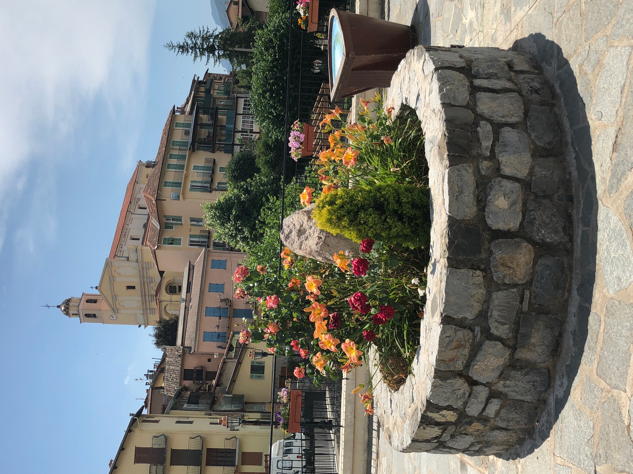 La commune de La Bollène-Vésubie, village de 650 habitants du haut-pays niçois, est propriétaire d'un hôtel restaurant, situé au cœur du village. La commune a entrepris la rénovation totale de l'établissement. 
A l'issue des travaux (courant été 2025), il sera composé d'un bâtiment qui disposera de deux hébergements de type chambre d'hôtel, d'un dortoir collectif de six places, de trois hébergements de type résidence de tourisme (deux appartements type F2 et un de type F4), complétés par une salle de restaurant, un bar et une salle de réception.Les prestations  portent sur la gestion, l'exploitation et l'entretien de l'Hôtel Cassini.  
La commune recherche un exploitant pour mettre cet outil neuf  en valeur et retrouver un lieu de rencontre convivial en plein cœur du village, situé au pied du célèbre Col de Turini, haut -lieu de sport automobile et du cyclisme. 
Si vous êtes intéressés, merci d'adresser votre candidature à l'adresse suivante : 
Mairie de la Bollène-Vésubie
Place du Général de Gaulle
06450 LA BOLLENE-VESUBIE 
et de consulter l'avis d'appel public à la concurrence déposé sur la plateforme marches-securises.fr