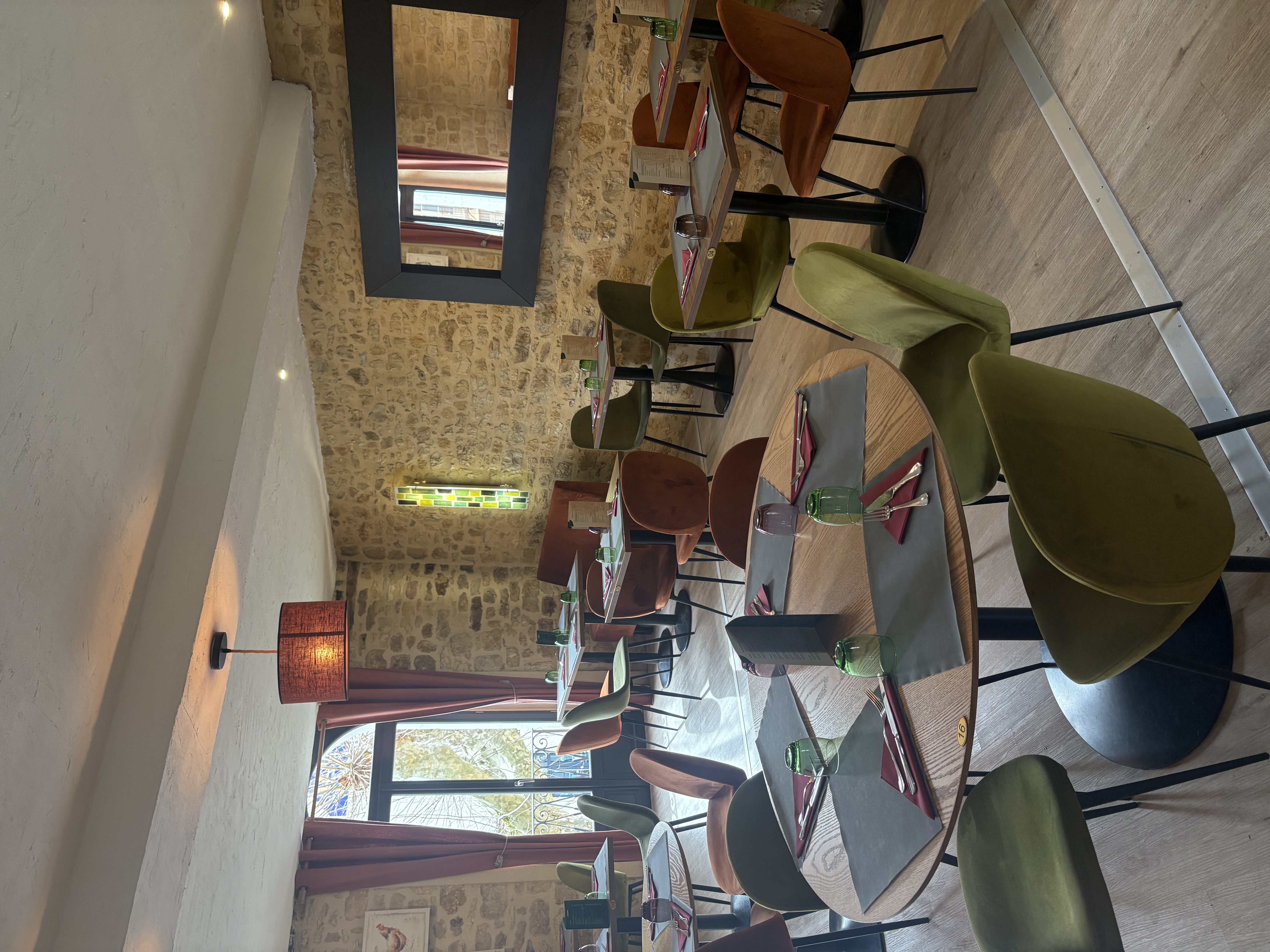 A vendre fond de commerce, possibilité d’acquérir les murs d’un Restaurant/Bar licence IV situé à Gourdon ville médiévale dans le Lot
Etablissement aux normes et refait à neuf (cuisine et salle de restaurant) en 2025
Belle clientèle locale fidèle et touristique
2 terrasses, une côté rue de 50 couverts et une sur cour intérieur au calme de 20 couverts
Une salle de restaurant au premier étage de 45 couverts et 8 couverts au rez de chaussée
L’établissement est entièrement climatisé salle et cuisine
Matériel de cuisine neuf, remplacé en 2025
CA en progression constante