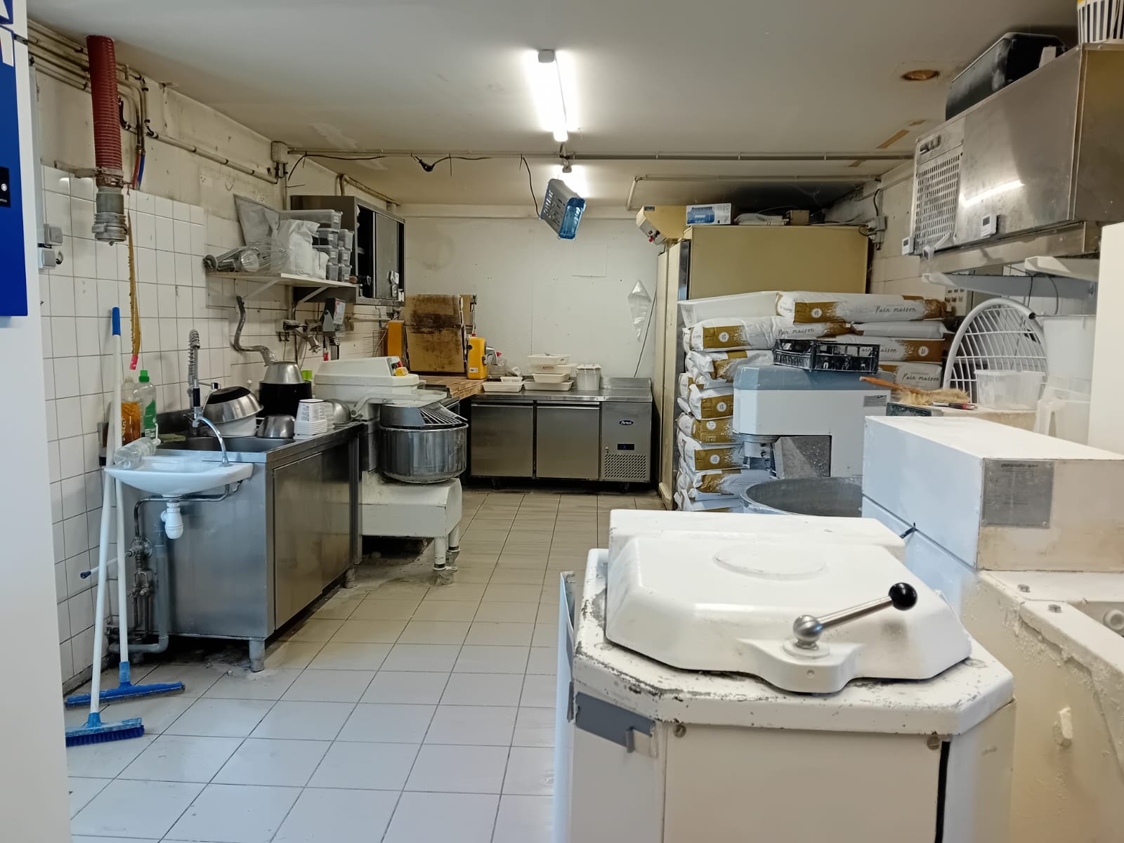 La commune de Lévaré située dans la mayenne en région Pays de Loire recherche un artisan boulanger(e)- pâtissier(e)) pour une location gérance. 
LÉVARÉ est un village de 300 habitants,  situé sur l'axe routier GORRON - FOUGERES (1200 voitures/ jour). 

La boulangerie est équipée de l'ensemble du matériel nécessaire à la fabrication du pain et des pâtisseries. Le local a été rénové en 2022. Accès PMR.

Un logement avec cour privative est compris dans la location. Au RDC se trouve une cuisine, une salle à manger, une salle de bain et un toilette. A l'étage : 3 chambres, 1 bureau et une salle de bains avec toilette.

 Loyer attractif 655 € TTC (bail commercial + logement)

Les boulangeries les plus proches se situent à 9 km. 
Dans le village, se trouvent une école, un restaurant et plusieurs entreprises.

Pour tout renseignement, veuillez vous adresser à la Mairie de LÉVARÉ,
Tél 02.43.08.63.74 ou Mr le Maire Patrick Desmaires au 07.68.22.81.34
mail : mairie.levare@wanadoo.fr