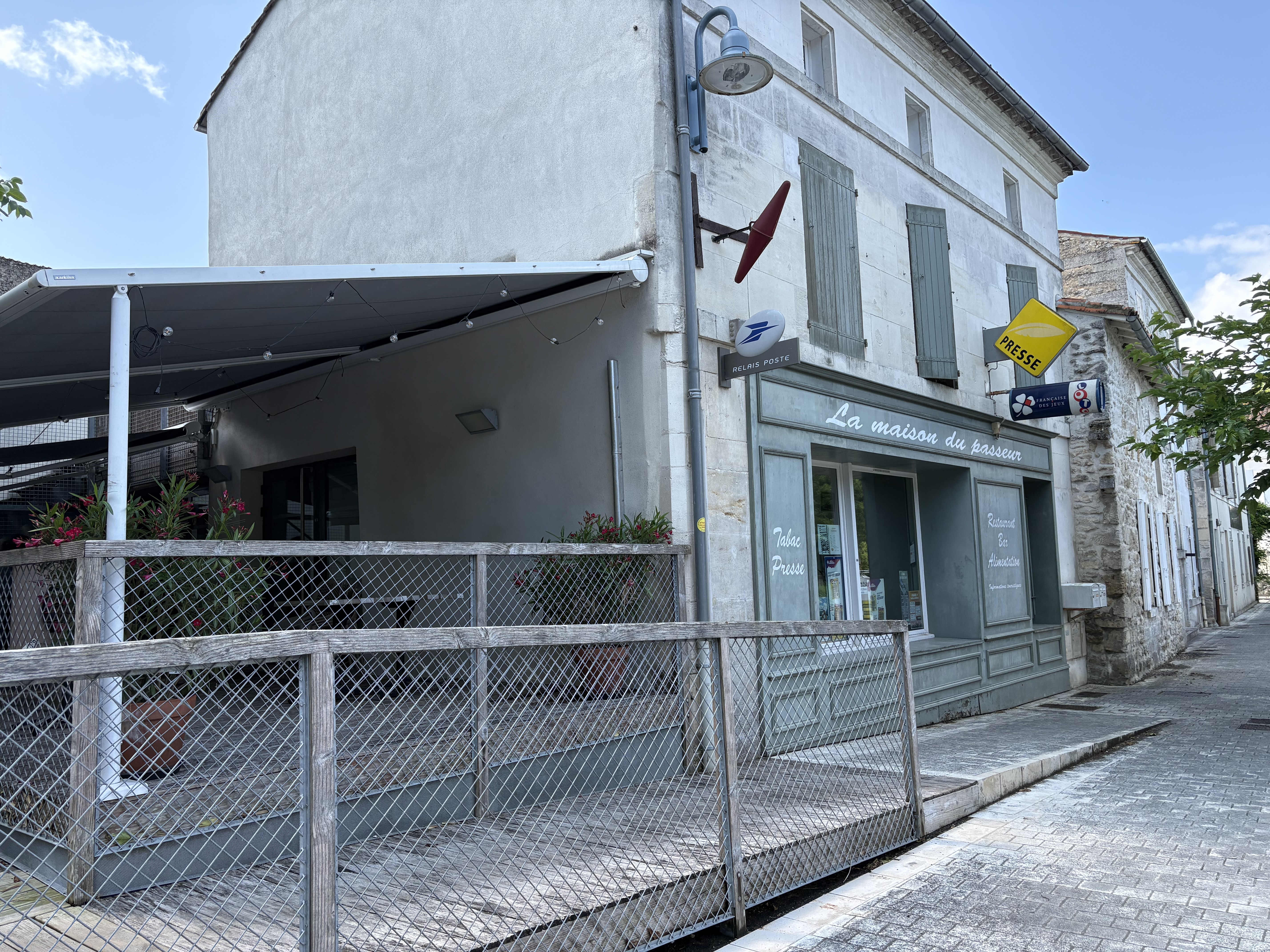Bonjour,
Nous mettons le fonds de commerce de notre multiple rural, situé à Bourg Charente (16200) à vendre. Les murs appartiennent à la mairie (600€ TTC de loyer/mois).

Commerce comprenant :
    ⁃    Restaurant 
    ⁃    Bar
    ⁃    Tabac
    ⁃    Presse
    ⁃    FDJ
    ⁃    Relais poste 
    ⁃    Épicerie de dépannage 
    ⁃    Dépôt de pain / viennoiseries 

Nous sommes actuellement deux à travailler au sein du multiple.

Commune où il fait bon vivre et très dynamique avec ses nombreuses associations.

Pour plus de renseignements, n’hésitez pas à nous contacter.

Magali et Sébastien.