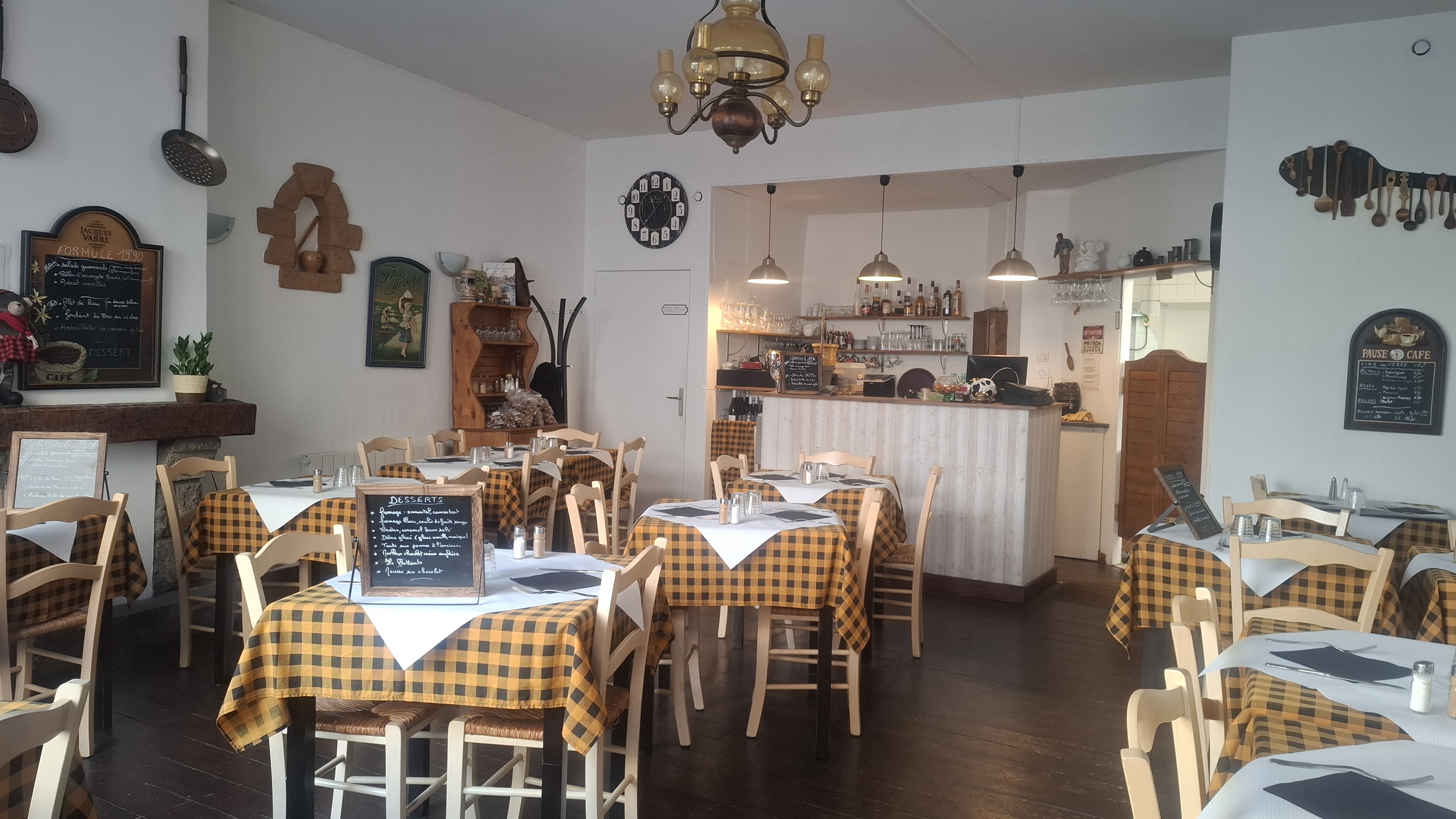 petit restaurant
pour un couple
30 places assises
bon chiffre d affaires
centre ville 
parking  150m
Loyer 865e
ouvert du lundi au vendredi midi
et lundi mardi mercredi soir

a visiter 
et faire offre
cause retraite