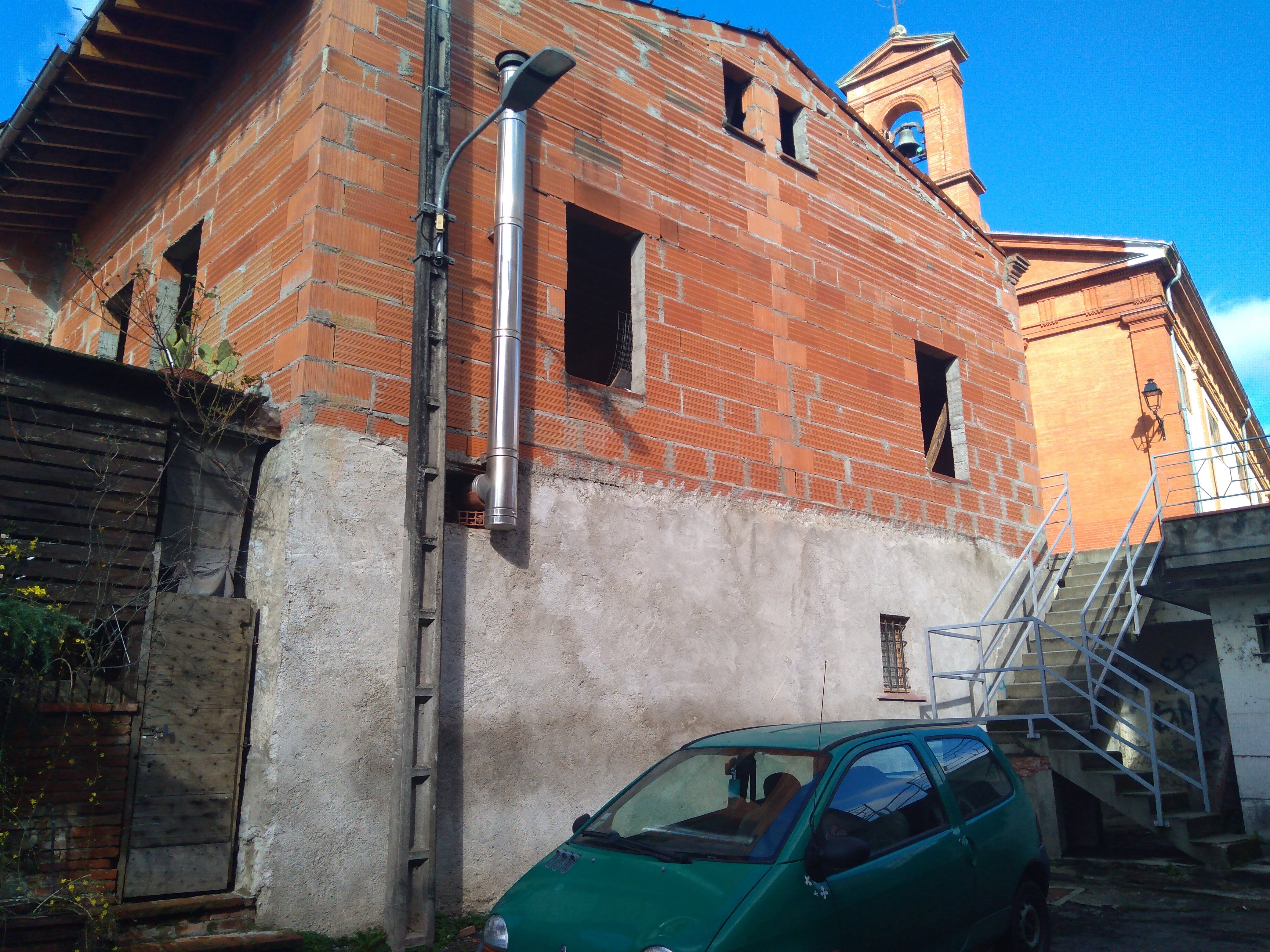 Boulangerie à reprendre – Centre du village

Boulangerie située au centre du village, fermée depuis août 2023 suite à une cession d’activité.
Le local dispose encore du matériel principal, notamment le four et le refroidisseur d’eau.

L’ensemble comprend :deux maisons une maison avec travaux a finir 

Un bâtiment d’environ 178 m², avec habitation sur plusieurs niveaux

Un fournil (four environ 10 m²) offrant un fort potentiel de redémarrage

Une maison avec DPE de septembre 2025 distincte du fournil habitation 

Idéal pour un professionnel souhaitant relancer une activité artisanale.
Boulanger de métier,et la pâtisserie avec les commodités 

📅 Visite uniquement sur rendez-vous.
Merci de me contacter pour organiser une visite.
