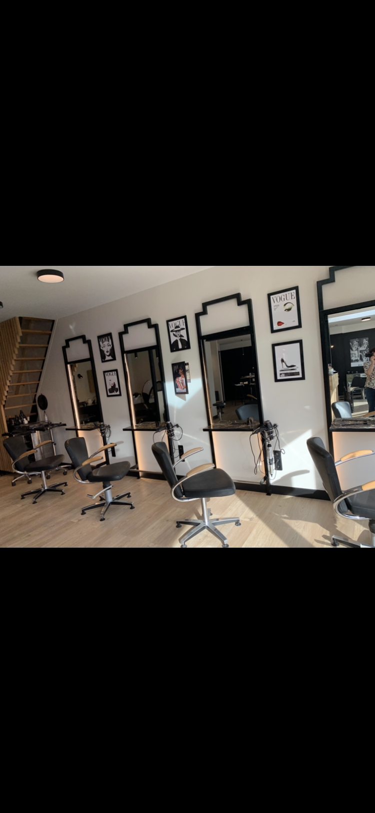 À saisir pour cause de départ en retraite. Salon de coiffure mixte créé il y a 37 ans, bénéficiant d’une clientèle fidèle et régulière, situé au cœur d’un bourg dynamique et commerçant de Houdain, avec plusieurs commerces à proximité et un parking pratique pour la clientèle.

Entièrement rénové récemment, le salon est prêt à l’emploi, sans travaux à prévoir. Il dispose d’une belle surface de 100 m² offrant de nombreuses possibilités :
	•	Rez-de-chaussée : espace coiffure lumineux, bien agencé et équipé de matériel de qualité, dont 3 bacs massants pour le confort des clients, ainsi qu’une climatisation pour un cadre de travail agréable en toutes saisons.
	•	Étage : coin repos avec cuisine privée, et un espace supplémentaire pouvant être aménagé en cabine de soins esthétiques ou services complémentaires (beauté, bien-être, etc.).

Les produits utilisés sont ceux de la marque ICON Products, reconnue pour ses ingrédients d’origine naturelle, et écologiques et très appréciée par la clientèle, attachée à cette marque haut de gamme et respectueuse de l’environnement.

Ce salon, déjà bien implanté, offre un potentiel de développement considérable grâce à sa surface généreuse et aux possibilités d’élargir les prestations proposées.

Idéal pour un(e) professionnel(le) souhaitant reprendre une activité clé en main, solide, rentable et évolutive.

Prix 80.000€ avec stock
Loyer: 1.200€ mensuel. 

📍 Localisation : Houdain (Pas-de-Calais)
📐 Surface : 100 m² (hors étage)
✅ Clientèle fidèle + fort potentiel de croissance
🚗 Parking à disposition
✨ Salon rénové et immédiatement opérationnel