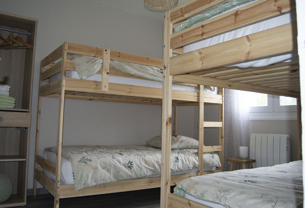 À vendre, ensemble touristique de charme situé en Haute-Loire, sur la commune de La Chapelle-Geneste, en environnement naturel
préservé, idéal pour un projet de vie et d’exploitation en couple. L’établissement, exploité depuis 2001, bénéficie d’une clientèle fidèle et
diversifiée (locale, régionale, nationale et internationale), orientée principalement vers une clientèle de particuliers en recherche de
calme, nature et authenticité. Le site développe une surface d’environ 1.500 m² et se compose de 12 gîtes indépendants, permettant une
capacité d’accueil importante et flexible : 84 personnes, 34 chambres. L’activité est exploitée à l’année. Les équipements et
infrastructures offrent un cadre attractif et complet : piscine, salle de jeux, salle multi-activités (adaptée notamment PMR) pouvant
accueillir 120 personnes assises, terrasse et espaces extérieurs, parking, environnement naturel privilégié. L’ensemble est globalement conforme
aux normes en vigueur (hygiène, sécurité, accessibilité partielle). L’exploitation est aujourd’hui assurée par 2 exploitants avec un renfort
saisonnier. Le chiffre d’affaires s’élève à environ 95.000 € HT (2025), avec un potentiel de développement réel (optimisation du taux de
remplissage, montée en gamme, diversification des offres : séminaires, groupes, bien-être, etc.). Vente pour cause de départ à la retraite.
Le cédant est propriétaire des murs, avec possibilité de cession globale (fonds + immobilier). Un accompagnement du repreneur est
possible. Profil recherché : Projet idéal pour un couple souhaitant s’investir dans une activité touristique avec cadre de vie qualitatif et
potentiel de développement. Points forts : ensemble touristique clé en main, cadre naturel attractif et recherché, capacité d’accueil
importante (12 gîtes), activité existante avec clientèle fidélisée, fort potentiel de développement (commercialisation, montée en
gamme, diversification), immobilier inclus (selon modalités de cession). Détails du prix de vente de 720.000€ Fonds (matériel), Maison
d'habitation de 200m², Parc de 12 gites + piscine + salles de réception, etc... : Ces tarifs s'entendent Hors Frais d'Agence Eventuels. La CCI
ne prend aucune commission sur la transaction sur la vente. En cas de rachat, merci de vous adresser au conseiller CCI pour étudier les
subventions possibles pour une rénovation éventuelle du domaine.