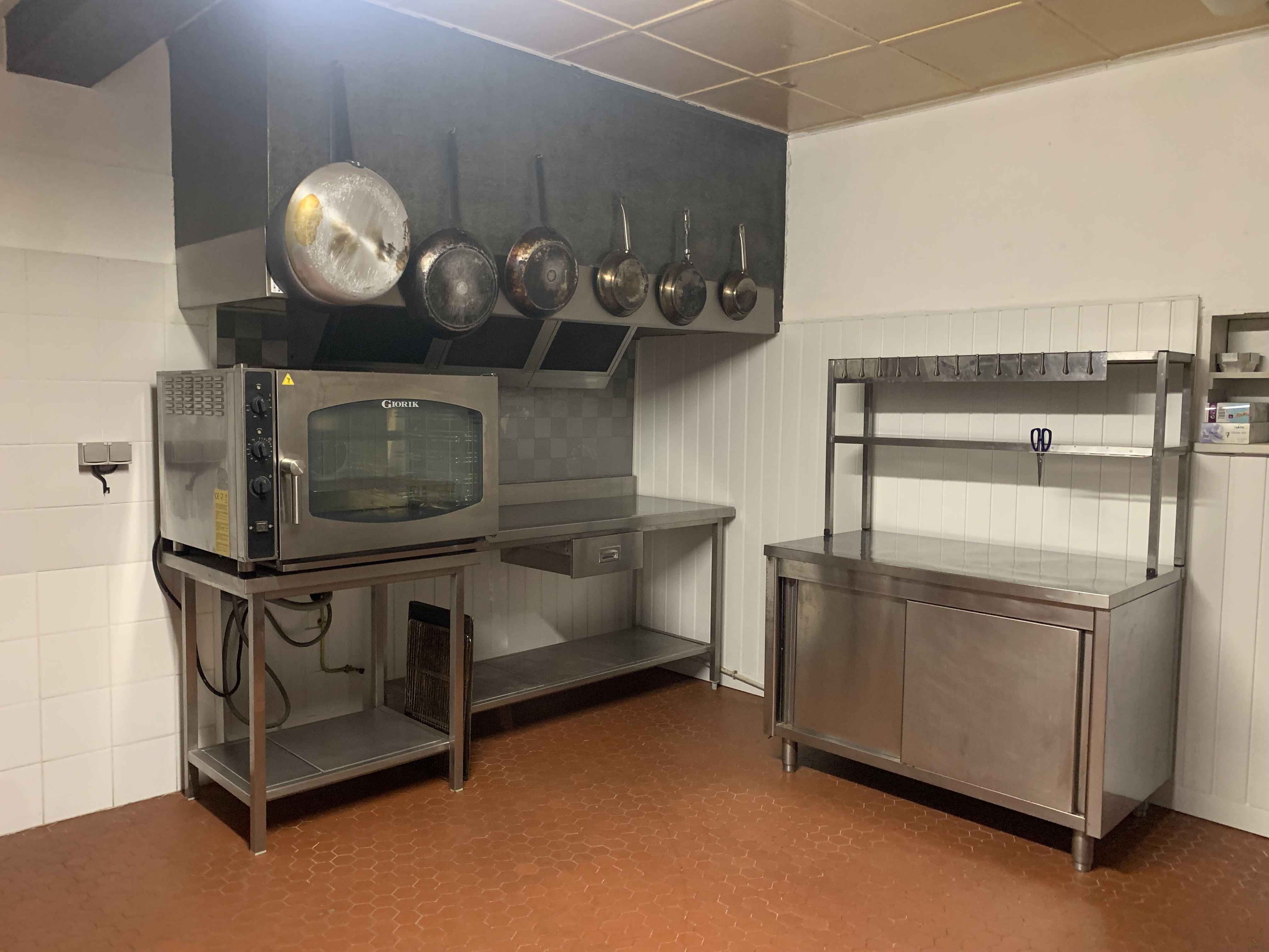 Vente des murs d’un ancien hôtel de 7 chambres et d’un ancien restaurant avec 3 chambres d’hôtes et un appartement de fonction de 100m2 et 4 chambres + grand salon. Terrain arboré de 2000m2 avec emplacements de parking privatifs!
Fermé actuellement à reprendre totalement mais sans aucun travaux à faire, équipement complet inclus.