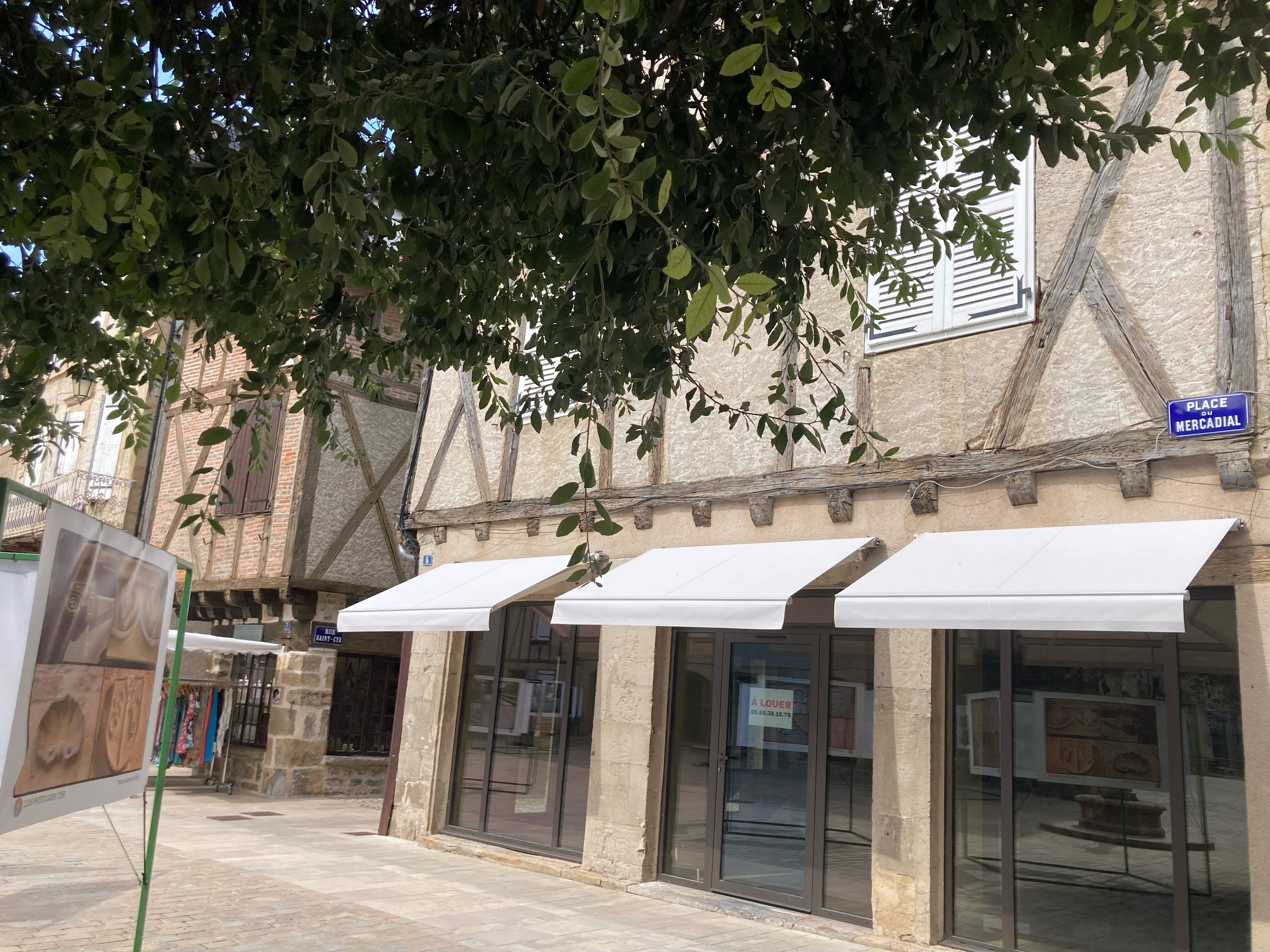Local commercial 80 m² – Emplacement N°1 – Place du Mercadial, Saint-Céré

Saisissez une opportunité unique au cœur du dynamisme économique de la Vallée de la Dordogne !
Situé sur la Place du Mercadial, emplacement historique et commerçant très prisé de Saint-Céré, ce local de caractère bénéficie d'une visibilité optimale et d'un flux de passage constant.

Caractéristiques du bien : Anciennement exploité en atelier de tapisserie, décoration, ce bien atypique distribué sur plusieurs niveaux ne manque pas de charme (pierres et poutres apparentes).
Surface de vente : 60 m² très lumineux
Réserve / Entresol visible : 20 m²
Équipements récents : menuiseries et stores neufs

Conditions financières :
Loyer : 750 € / mois + charges
Type de bail : Tout type 

Local sain, disponible immédiatement. Un emplacement N°1 idéal pour lancer ou développer votre activité dans le secteur le plus porteur de Saint-Céré.