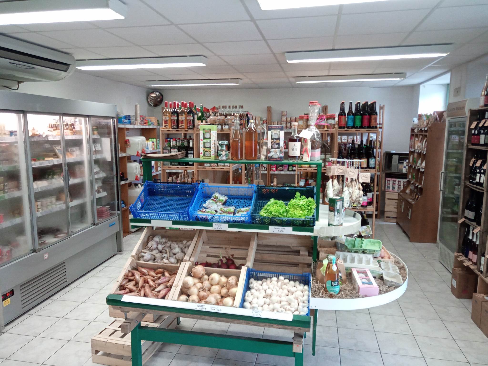 Suite à 4 ans d'activité, je cède ma petite épicerie située dans le bourg de la commune de Saint-Martin-de-Sanzay (79).

Nous travaillons essentiellement avec les producteurs locaux et proposons des produits de qualité. Location de vélos en partenariat avec la communauté de communes du Thouarsais. Relais Point Vert 

La commune est située aux portes de l'Anjou et bénéficie d'un tourisme léger, mais conséquent d'Avril à fin Septembre (aire de camping car située à côté d'un grand plan d'eau, passage de la piste cyclable Vélo Francette ainsi que d'un chemin de Compostelle).

L'épicerie est composée de :
- 1 local commercial de 40m2
- 1 bureau - stock
-1 pièce pour frigos et stock

Le prix correspond au fond de commerce, possibilité de rajouter le stock existant.

Le local appartient à la mairie et est loué pour une somme dérisoire. 

N'hésitez pas à me contacter pour plus d'informations !
