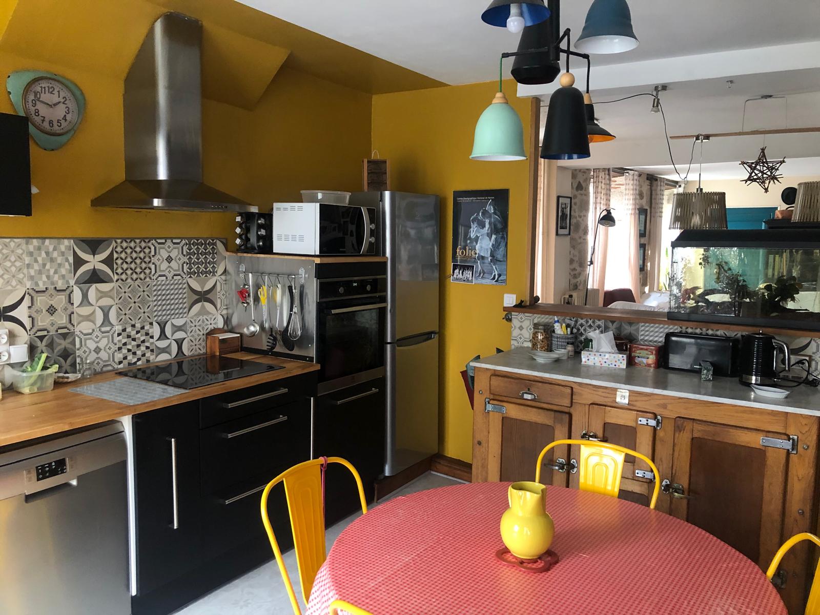 Théâtre 49 places 5m au cadre, 4m au lointain, ERP 5ème catégorie (autorisation incendie accessibilité ok) , gradin, fauteuils, pendrillons, tapis de danse, salle de travail, loge (une caravane à l'interieur), cuisine, vitrine le tout sur 180m2
+ logement
Appartement, 180m2, grand séjour baigné de lumière, trois grandes chambres dont deux suites parentales, dressing, cuisine ouverte, garage 2 véhicules, cour 60 m2, terrasse 27 m2...
Un superbe immeuble du XVIII ème siècle en plein centre ville de Saint Junien.
ville de 10.000 habitants très dinamique, entre limoges, angoulème, périgueux
beaucoup de photos sur demande...