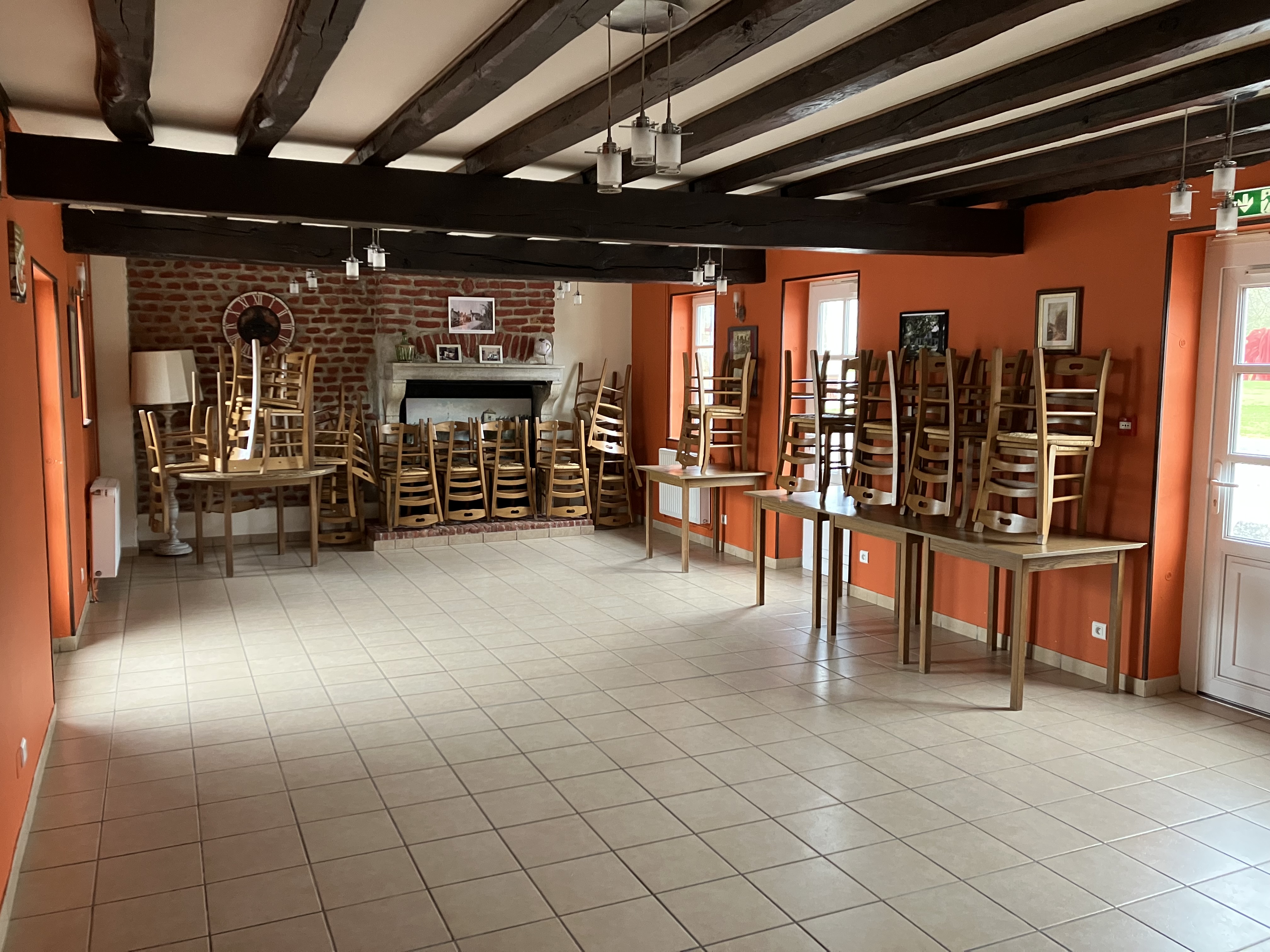 Bail commercial.

Bar restaurant situé à une quinzaine de kilomètres de Moulins-Sur-Allier (03).
A  proximité de la Route Nationale 7 et de l'Arborétum de Balaine.

- Cuisine fonctionnelle
- Licence IV 


Repreneur souhaitant un local prêt à exploiter.

Salle du bar 26,72 m2
Salle du restaurant 45,00 m2.
Terrasse extérieure

Loyer 489 €