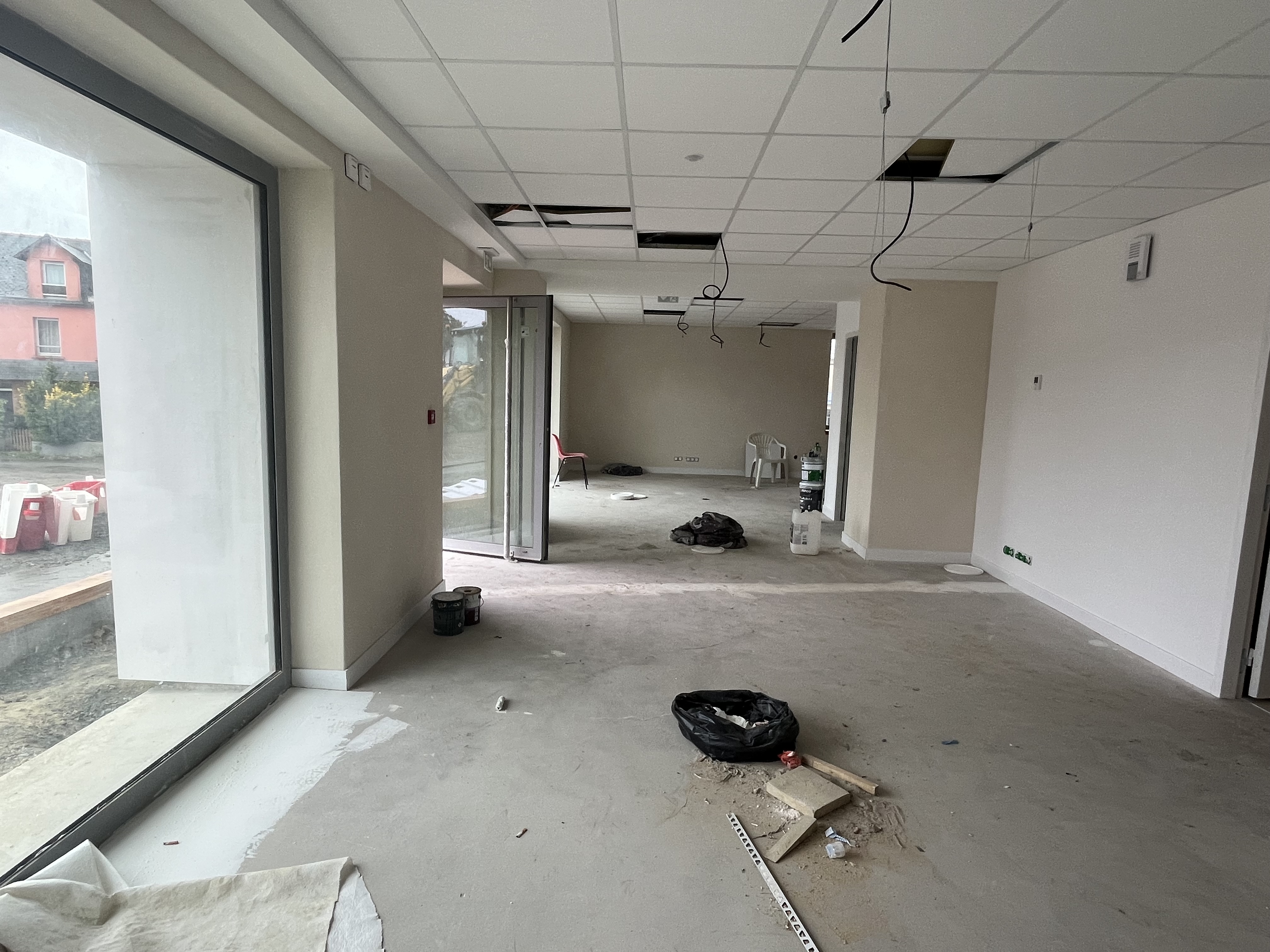 La mairie de Pipriac propose à la location un local commercial récemment réhabilité, situé au 14, rue Duguesclin, dans les murs de l’ancienne boulangerie.

Ce local commercial d’environ 80 m², bénéficie d’un emplacement stratégique, entre la place de Verdun et le futur parvis de l’Îlot de la Minoterie, en pleine transformation urbaine.

La surface de vente de 58 m² est complétée par des sanitaires accessibles aux personnes à mobilité réduite (4 m²) ainsi qu’une réserve de près de 11 m².
Le local sera livré pré-équipé : devanture, doublage, faux plafond, sanitaires, réserve et tableau électrique sont déjà prévus. Un accès PMR est assuré via une rampe sur rue. La capacité maximale d’accueil est de 19 personnes en raison d’un accès unique.

Certaines restrictions s’appliquent : les commerces de restauration sont exclus, en raison de l’absence de système de hotte, et les activités générant un flux important de marchandises sont à éviter, compte tenu de la configuration des accès.

Le loyer mensuel est fixé à 600 € HT.