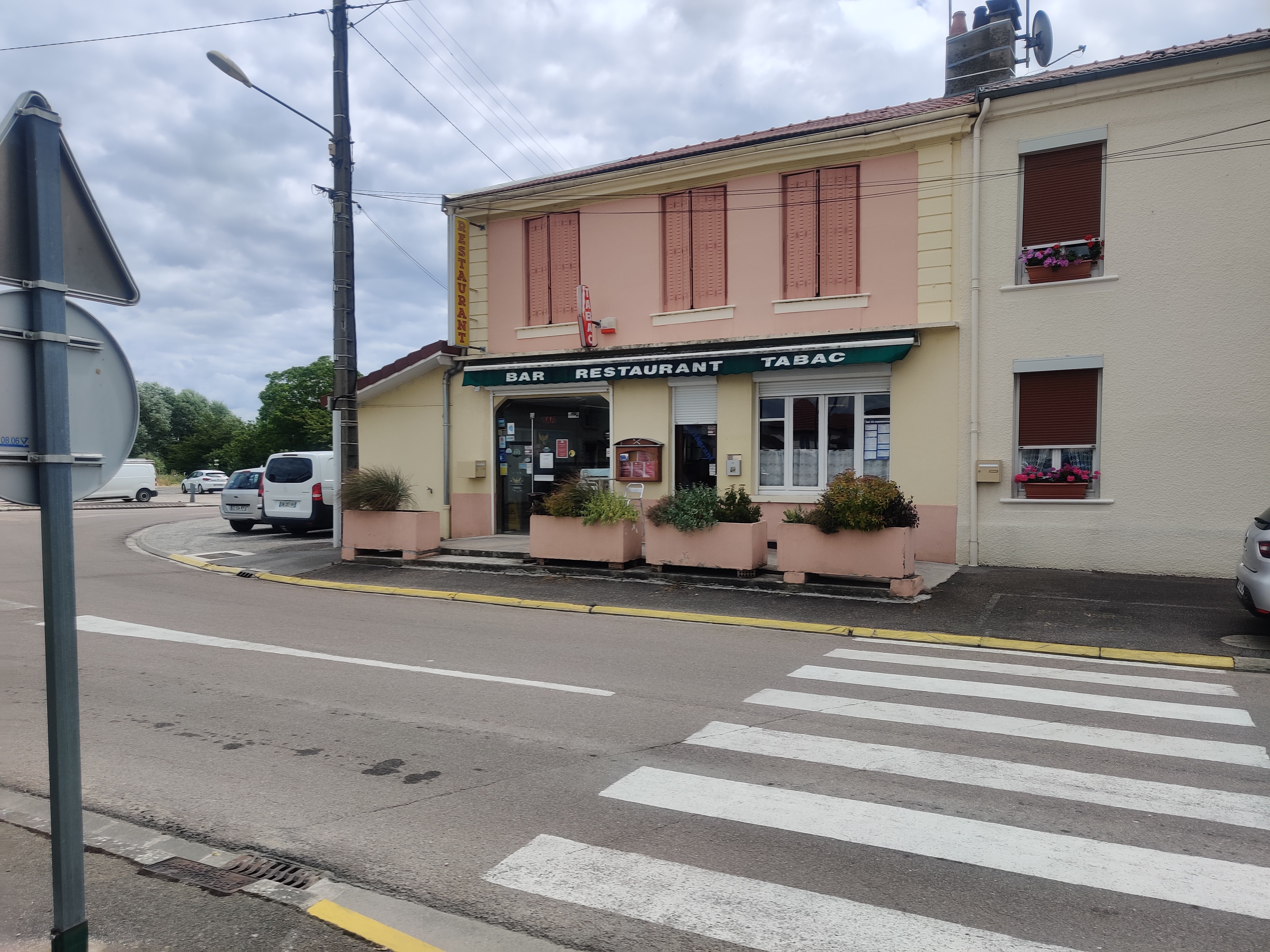 🍽️ Bar-tabac-restaurant à reprendre aux portes de la BA 113 – Moëslains (52)

Une affaire familiale avec une clientèle existante et un beau potentiel de développement !

À Moëslains, dans la Haute-Marne, à la sortie immédiate de la Base aérienne 113 de Saint-Dizier, nous recherchons un repreneur pour un bar-tabac-restaurant bénéficiant d'un emplacement particulièrement intéressant.

L'établissement dispose d'une salle d'environ 80 couverts et d'un grand parking à proximité immédiate.

Une activité déjà en place

L'affaire bénéficie aujourd'hui de plusieurs clientèles complémentaires :

- 🍺 Bar et tabac, avec une clientèle notamment constituée de personnels militaires de la BA 113 ;
- 🍽️ Restauration le midi, entreprises, artisans, avec notamment la préparation des repas de la cantine de l'école primaire du village ;
- 👥 Une clientèle locale ;
- ✈️ Une proximité immédiate avec la BA 113 et ses nombreux personnels.

L'établissement fonctionne actuellement sur une amplitude volontairement réduite : il est fermé le week-end et la restauration du soir n'est pas exploitée.

C'est justement là que réside une grande partie de son potentiel.

🚀 Un véritable potentiel à développer

Un repreneur motivé pourra facilement imaginer de nouvelles activités autour de l'emplacement et de la clientèle existante.

☀️ Une guinguette pour l'été ?

Le grand parking situé juste à côté de l'établissement offre la possibilité d'imaginer, sous réserve des autorisations nécessaires, une activité estivale : terrasse, guinguette, soirées à thème, petite restauration, animations...

🍴 Développer la restauration le soir et le week-end

L'établissement est actuellement fermé sur ces créneaux.

Une ouverture le soir et le week-end permettrait de cibler :

- les habitants des communes voisines ;
- les militaires et personnels de la base ;
- les familles ;
- les touristes et visiteurs de passage.

✈️ Une offre de restauration adaptée à la BA 113

La proximité immédiate de la base aérienne constitue également une opportunité pour développer une offre de restauration rapide, notamment adaptée aux horaires particuliers des personnels et aux périodes de vols de nuit.

Sandwichs, burgers, plats à emporter, formules rapides… autant de pistes qui pourraient être développées.

🏕️ Profiter de la proximité du Lac du Der

Le secteur bénéficie également de la proximité du Lac du Der, qui attire une clientèle touristique importante.

Une ouverture les soirs et week-ends, associée à une offre de restauration adaptée, permettrait de travailler davantage cette clientèle touristique.

---

❤️ Une cession pour raisons familiales

Le propriétaire souhaite aujourd'hui transmettre son affaire pour une raison exclusivement familiale et personnelle (maladie).

Après plusieurs années d'exploitation, il souhaite donc trouver un repreneur sérieux qui pourra poursuivre l'activité et lui donner un nouvel élan.

Pourquoi cette affaire ?

✅ Activité existante
✅ Clientèle locale et militaire
✅ À proximité immédiate de la BA 113
✅ Environ 80 couverts
✅ Grand parking à proximité
✅ Activité cantine scolaire déjà en place
✅ Restauration du soir actuellement non exploitée
✅ Week-ends actuellement fermés
✅ Potentiel de restauration rapide pour la BA 113
✅ Potentiel de guinguette estivale
✅ Proximité du Lac du Der et de la clientèle touristique

Une affaire à découvrir pour un couple ou un professionnel souhaitant s'installer dans le secteur de Saint-Dizier et développer un établissement qui dispose encore de nombreux leviers de croissance.

📍 Moëslains – Haute-Marne – à proximité immédiate de Saint-Dizier et de la BA 113

Renseignements complémentaires, conditions de reprise et présentation de l'affaire sur demande.

CA 2025 : 248 527,32€