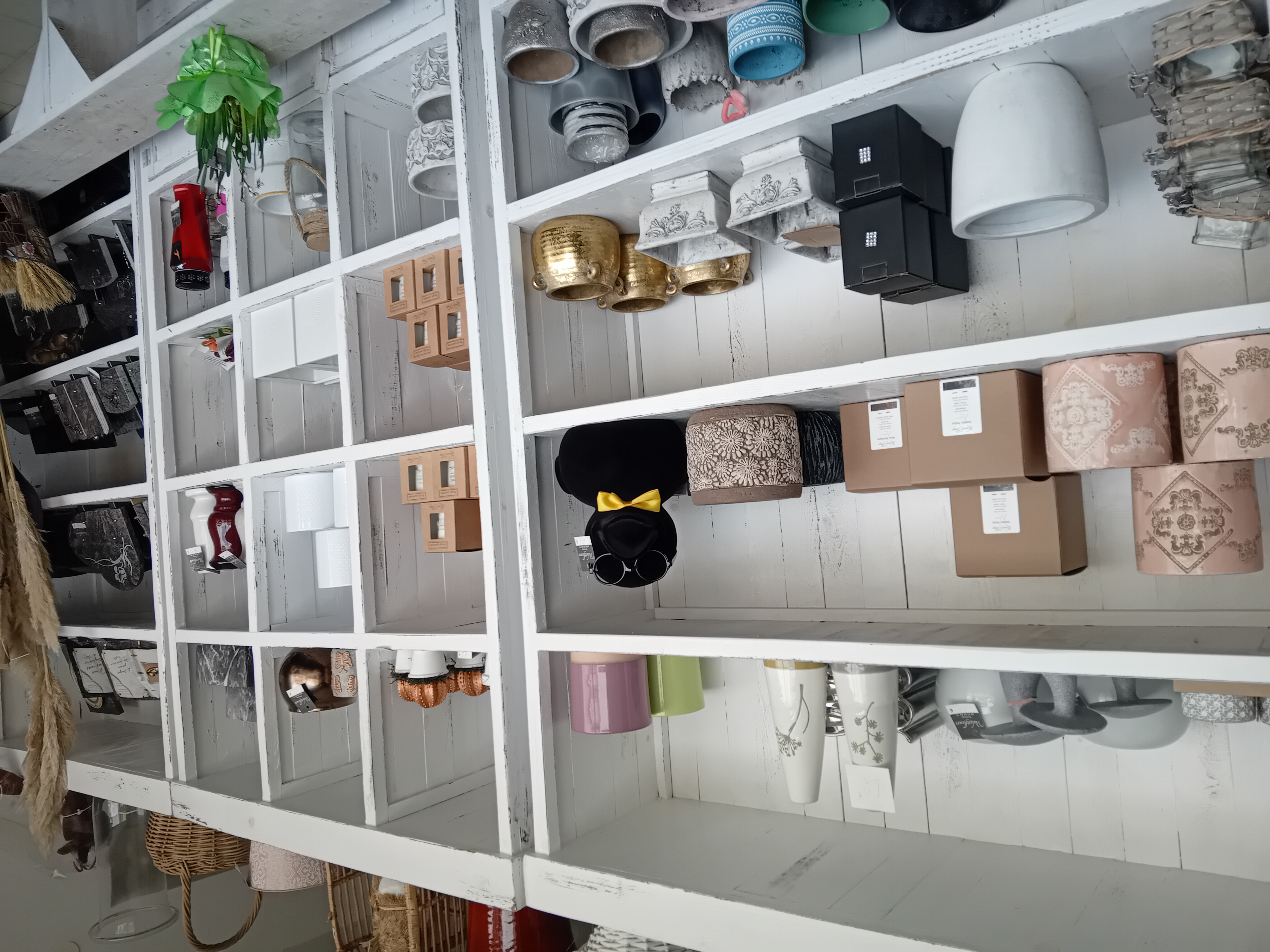 Belle affaire à saisir pour cause retraite.
Magasin situé à 15 kms de la frontière Luxembourgeoise.
Ouvert en 1983, avec une clientèle fidèle, dans un esprit à la fois villageois, mais en demande de nouveautés et de modernité.
50m2 environ, petit loyer, bon chiffre d'affaire.
Le magasin est situé dans la rue principale, face à la boulangerie, l'église, près du cimetière et de la pharmacie.
Il est vendu avec un stock d'environ 8000€ de marchandise, compris dans le fonds. 
Pas d'employé, possibilité d'accompagnement pendant le temps nécessaire à l'installation.
Le chiffre peut doubler avec une inscription INTERFLORA, car il n'y a pas de concurrence dans ce domaine.
Si votre rêve est d'avoir votre propre boutique, c'est maintenant.....