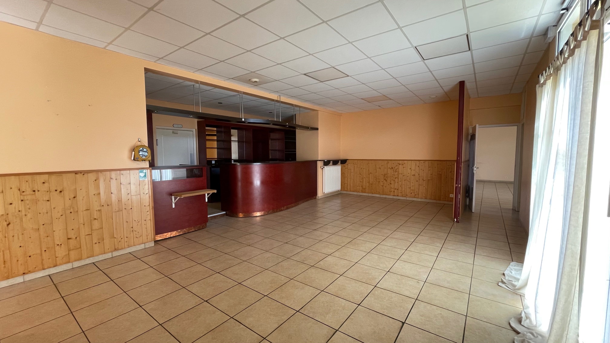 Au cœur d’un charmant village de 200 habitants, découvrez une opportunité rare : un ancien commerce multiservices offrant un potentiel de développement.

Idéalement situé sur la place de l’église, l’établissement comprend un café bénéficiant d’une Licence IV ainsi qu’un espace restauration entièrement équipé avec une cuisine professionnelle complète. Le bâtiment dispose de deux agréables terrasses, parfaites pour profiter des beaux jours et dynamiser l’activité.

À l’intérieur, vous trouverez :
- Une première salle dédiée au bar et à l’épicerie, conviviale et fonctionnelle, env. 60 m².
- Une vaste salle de 80 m² permettant d’accueillir confortablement la clientèle, avec une grande cheminée.
- Une cuisine professionnelle de 60 m² comprenant réserve, chambre froide, plonge et espace de préparation.
- Le plan détaillé de l’établissement est disponible sur demande.

Un outil de travail clé en main, idéal pour un projet de reprise ou de création d’activité dans un cadre authentique et dynamique.

Projets envisageables :
- Restaurant
- Bar
- Commerce de proximité

Surface du bien :
- Bâtiment commercial : 227 m²
- Parcelle : 500 m²

Localisation :

A 20 minutes en voiture de la Forêt de Brocéliande et de Ploërmel.

Conditions d'acquisition  :

Bail commercial
Tarifs évolutifs : 300€ HT/année 1 puis loyer à définir à partir de l'année 2

Caractéristiques / Atouts :

- Environnement calme et authentique
- Bâtiment clef en main
- Accompagnement et aide possible (PASS commerce et artisanat)
- Site desservi en fibre