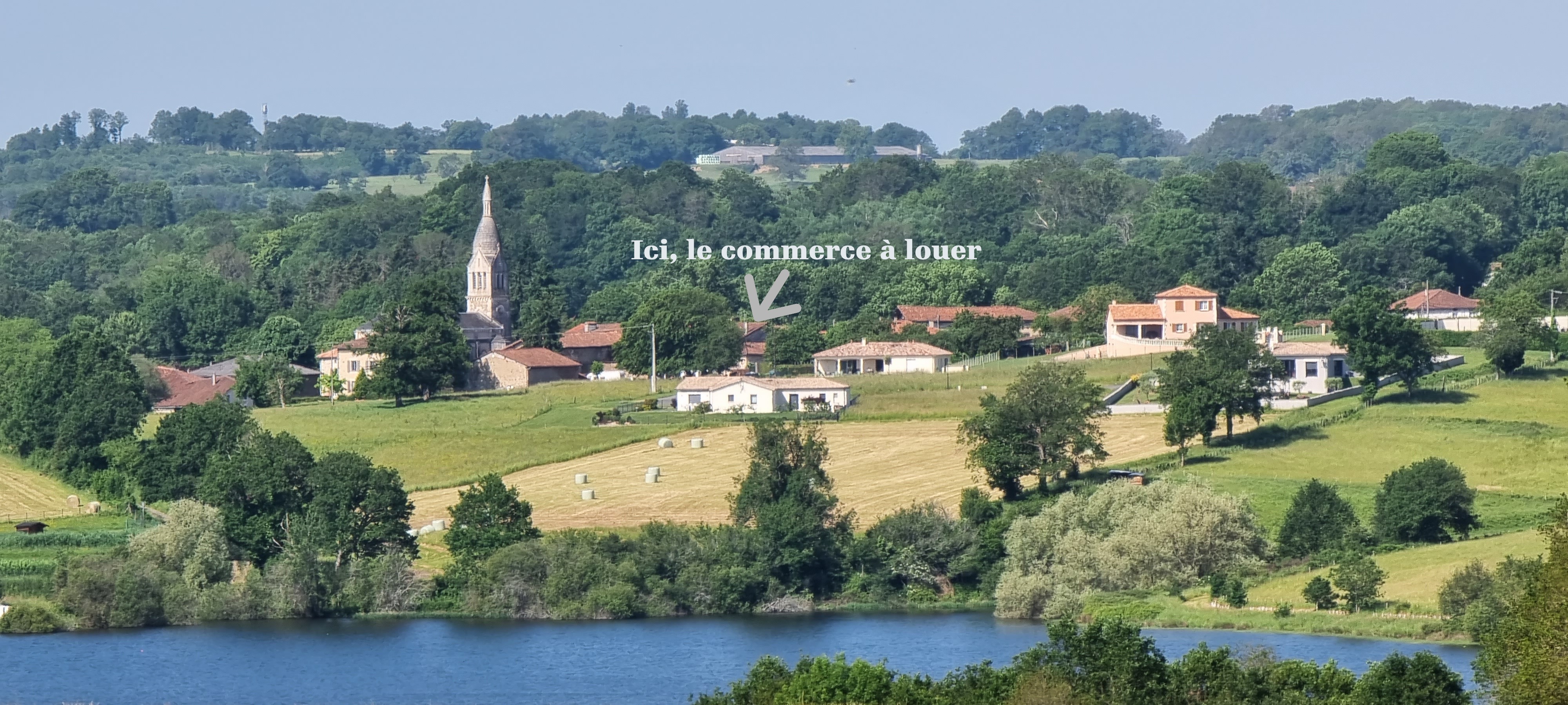 A LOUER : 

Local commercial + logement + grange : le tout 600 €/mois. 

Belle opportunité dans le centre bourg, grand parking à proximité, lac du Mas Chaban à deux pas. 

Local commercial à fort potentiel : bar, restaurant, épicerie, station-service, deux terrasses. 

Logement à l'étage : environ 100 m². 

Grange non attenante pouvant servir de réserve. 

Pour plus de renseignements, merci de nous contacter par téléphone aux horaires d'ouverture de la mairie : 
Lundi : 8h00-12h30 / 14h00 - 17h00
Mardi, Jeudi et Vendredi : 8h00-12h30
Mercredi : 8h00-12h00

ou par email.