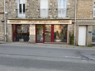 Salon de coiffure bon état
Petit plus un appartement de 100 m2 (  photo sur demande )

Gros potentiel à développer commune en plein essor à proximité : 
Gare et divers commerces 

Bonne situation géographique 

Prix salon de coiffure  : 49 000 €
Prix total : 150 000 €