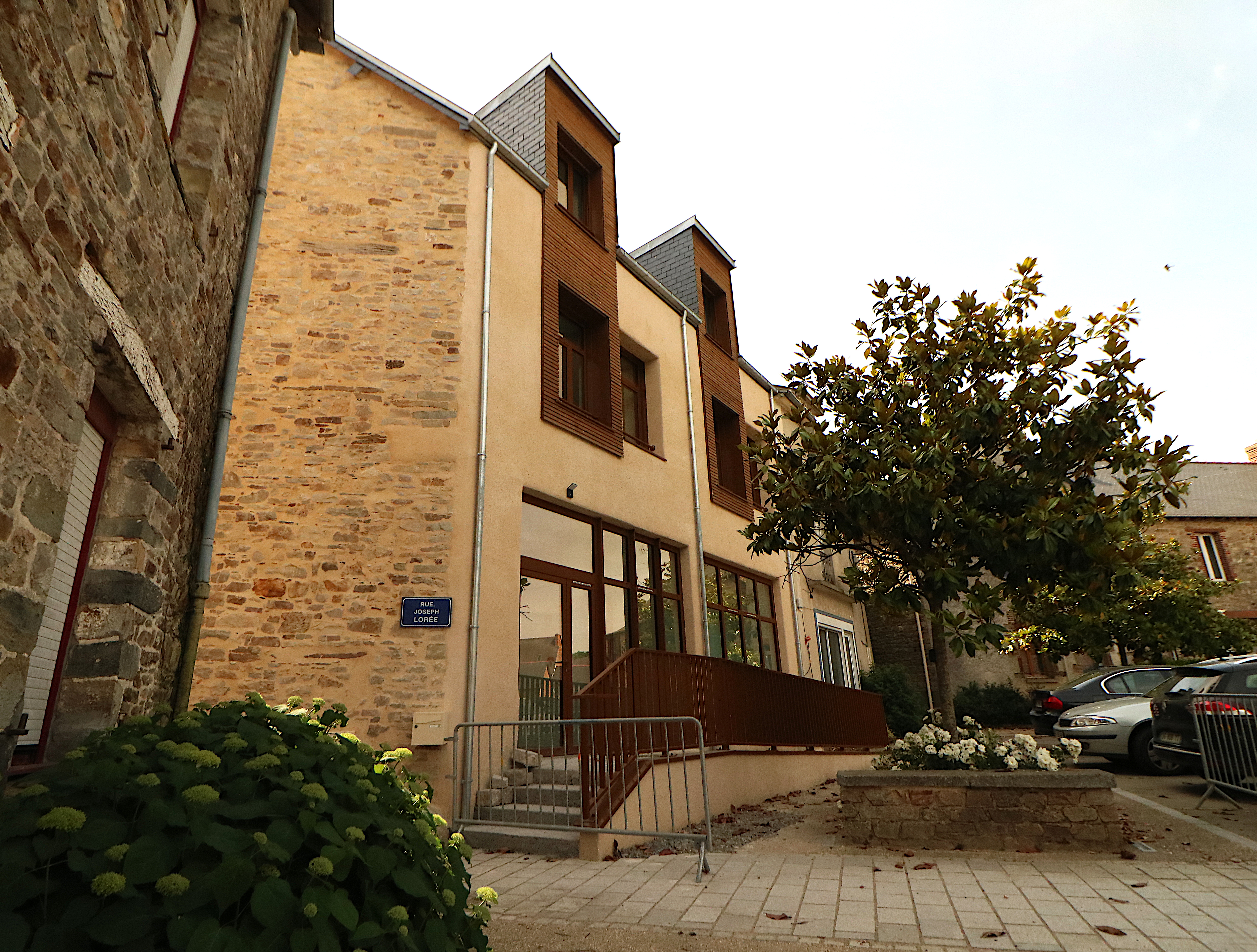 Une opportunité d'installation en zone rurale dynamique -> Ouverture été 2026

La commune de Thourie (Ille-et-Vilaine) ouvre prochainement un Pôle Santé entièrement rénové et propose à la location un cabinet neuf de 40 m², idéal pour un professionnel de santé souhaitant développer son activité dans un environnement de proximité.

Le cabinet comprend :
✔ Salle de consultation lumineuse donnant sur la place du village

✔ Salle d'attente

✔ Espace cuisine réservé aux praticiens

✔ Locaux accessibles PMR (rampe d'accès)

✔ Stationnement à proximité

Une offre souple :
Le cabinet est proposé en location à temps partagé, permettant d'exercer un ou plusieurs jours par semaine selon vos besoins.

💶 Tarif : à partir de 30 € la demi-journée

Nous recherchons notamment :
Infirmier(ère) libéral(e)
Kinésithérapeute
Ostéopathe
Psychologue
Diététicien(ne)
Podologue
Orthophoniste
Sage-femme
Ergothérapeute
Médecin spécialiste ou toute autre profession médicale ou paramédicale souhaitant développer une activité de proximité.

Pourquoi choisir Thourie ?
Située entre Rennes, Châteaubriant, Martigné-Ferchaud et Bain-de-Bretagne, la commune souhaite renforcer son offre de soins de proximité et favoriser les collaborations entre professionnels de santé au sein d'un espace moderne et convivial.