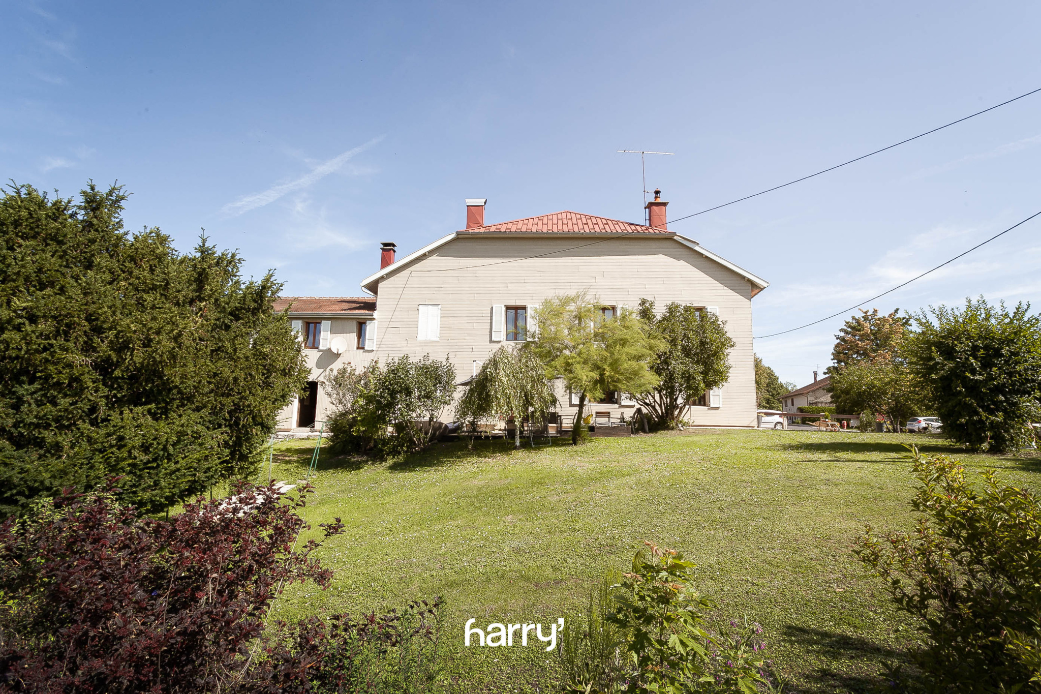 Au cœur de la région des lacs du Jura, région très touristique, un ancien corps de ferme entièrement réhabilité en maison d’habitation et maison d’hôtes de 520 m2 sur un terrain de plus de 1750 m2.
Cette ancienne ferme entièrement réhabilitée en maison d'habitation et maison d’hôtes se compose de deux parties bien distinctes :
L’une, la maison d’habitation, d’une surface d’environ 205m2 sur deux niveaux :
Au RDC une entrée desservant, - une cuisine entièrement équipée, - une pièce de vie salon séjour de 32m2 avec poêle à bois et accès à la terrasse privative, - une salle de bain, - une buanderie - un point d’accès aux chambres d’hôtes, à la chaufferie, à la cave et aux surfaces annexes.
En demi-palier, une suite parentale composée d’un WC séparé, une salle d’eau et deux chambres en enfilade
Au premier niveau, une chambre avec salle d’eau, 3 autres chambres de 16m2
Chacune des 6 chambres a une surface de 16 m2.
Dans la partie Maison d’Hôtes de 312 m2, accessible depuis la partie habitation et par le parking.
Au RDC :
Une grande salle de réception, accueil d’environ 80m2 avec poêle à bois, un WC avec accès terrasse privative de 90 m2, une salle de jeux,
Une chambre 3 couchages, accessible PMR, salle d’eau et WC séparé, 25 m2
Chaufferie, local de rangement, garage à vélos, stockage de matériel, atelier.

1er étage :
1 chambre 26m2, 3 couchages, salle d’eau et WC séparé
2 chambres 20m2, 2 couchages, salle d’eau WC séparé
2 chambres communicantes de 21m2, 2 salles d'eau et 2 WCs séparés et 2x2 couchages
1 kitchenette de 7m2

Soient 6 chambres équipées chacune de salle d’eau et WC séparés, toutes classées en 3 étoiles (classement préfecture)

2ème étage accès combles, une mezzanine ouverte sur la pièce d’accueil de 25m2.