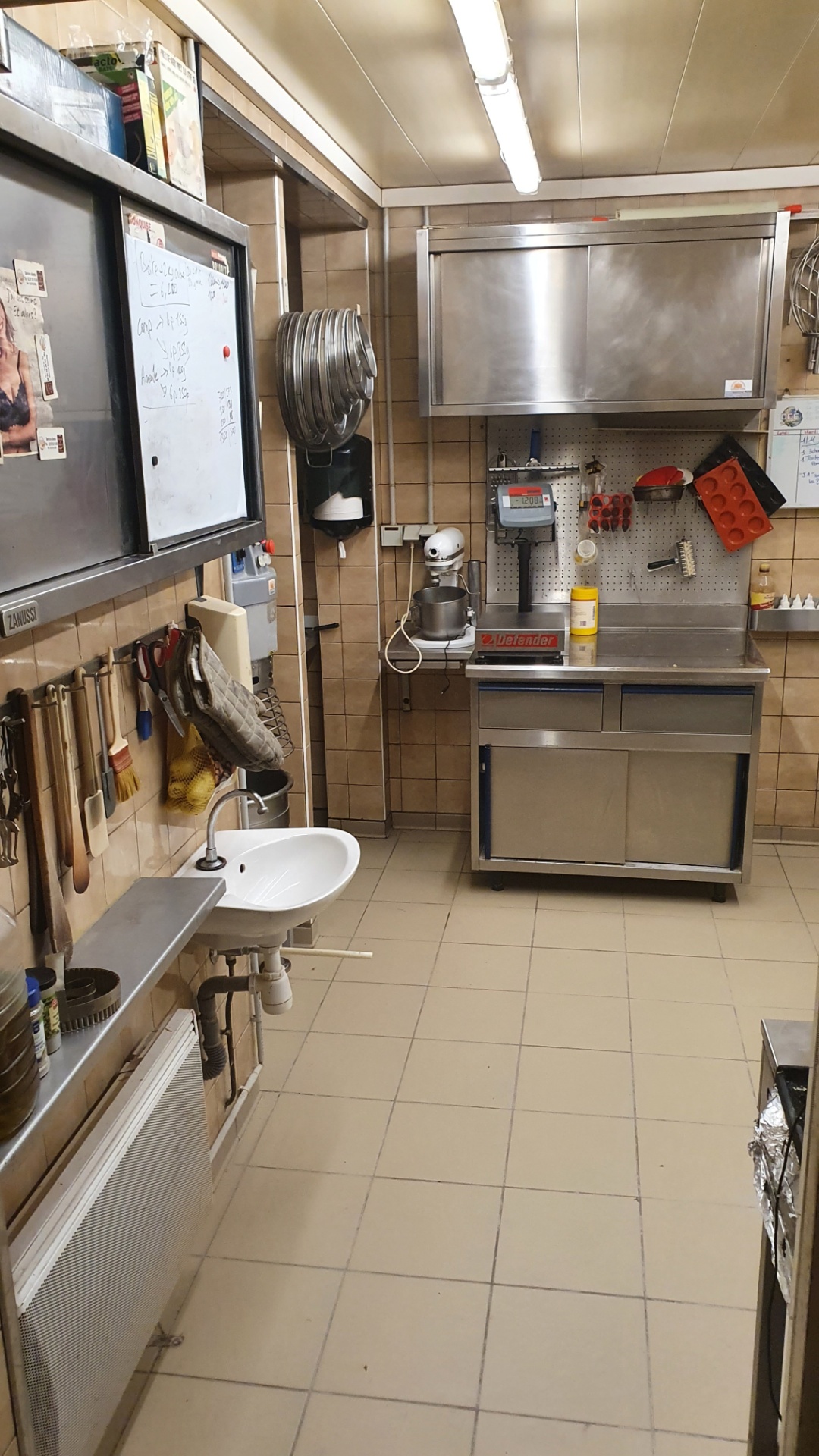 Située dans le centre ville d’un village de 2346 habitants (2020) cette boulangerie, patisserie, épicerie réalise un chiffre d'affaires supérieur à 350 000 Euros 
Un logement composé d’une cuisine aménagées et de deux pièces est compris dans le bail du fonds de commerce et le fournil est très bien équipé et dispose notamment d’un four Tibiletti acheté en avril 2008.
Pour plus d'informations n'hésitez pas à contacter  Mme Jane MANTRANT au 06.66.14.67.34 ou par courriel : jane.mantrantschembri@gmail.com
Les informations sur les risques auxquels ce bien est exposé sont disponibles sur le site Géorisques : www.georisques.gouv.fr.