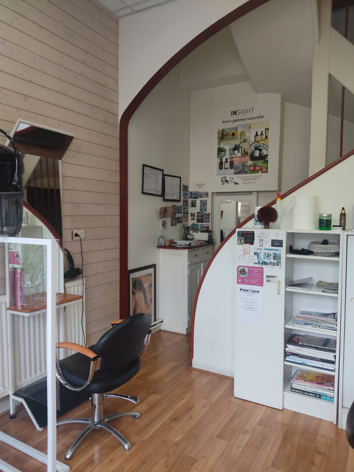 Vends fonds de commerce de salon de coiffure.
Petit salon familiale dans une petite commune thermale et touristique avec aussi une clientèle locale fidèle depuis de nombreuses années.
Le local, sous bail commercial, est situé dans le centre, sur deux niveaux avec en plus un sous sol de stockage et lieu privé.
Il y a également une employé à temps plein depuis plus de 20 ans.
N'hésitez pas à appeler pour plus de renseignements.