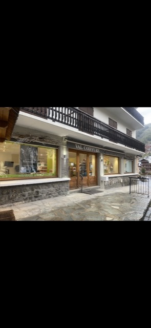 Très belle affaire à Valloire dans un très beau village de Montagne, Vends Salon de Coiffure pour cause déménagement, très jolie clientèle ainsi que l exclusivité KERASTASE en Maurienne.