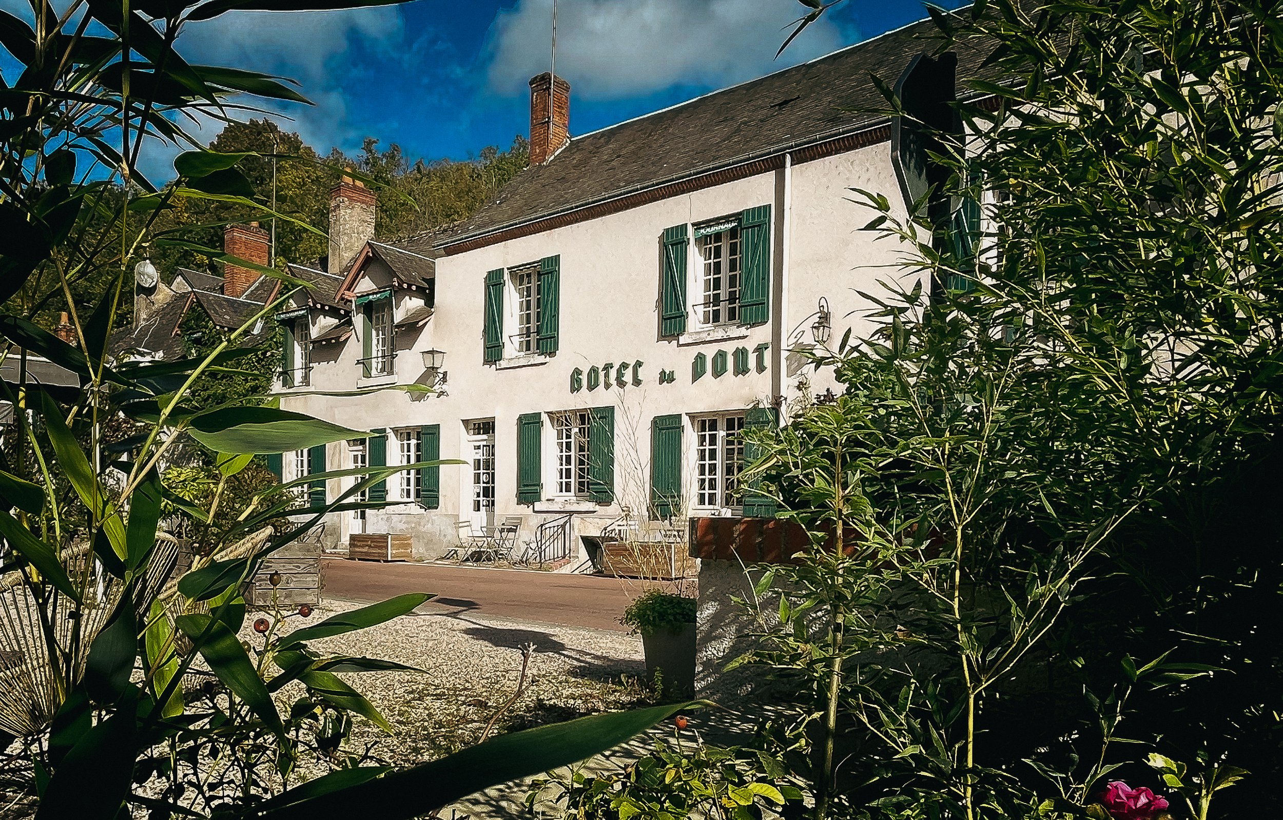 Nous proposons à la vente notre charmant hôtel restaurant, idéalement situé dans la Vallée de la Cisse à 15 minutes du centre ville de Blois.

Caractéristiques principales :
- Capacité d'accueil de 40 en intérieur, 50 en extérieur
- Salle agrémentée d'une cheminée très appréciée des clients en hiver
- Terrasse en bord de Cisse
- Cuisine spacieuse et entièrement équipée

Hôtel :
- 4 chambres spacieuses
- Salles de bain privatives
- Literie de qualité

Le lieu est apprécié par une clientèle locale, fidèle ainsi que par de nombreux touristes.

L'Hôtel du Pont est un lieu à fort potentiel prêt à vous accueillir dans des conditions optimales.
Le logement est possible sur place.

Offre non sérieuse et curieux s'abstenir.

Prix : 170 000€