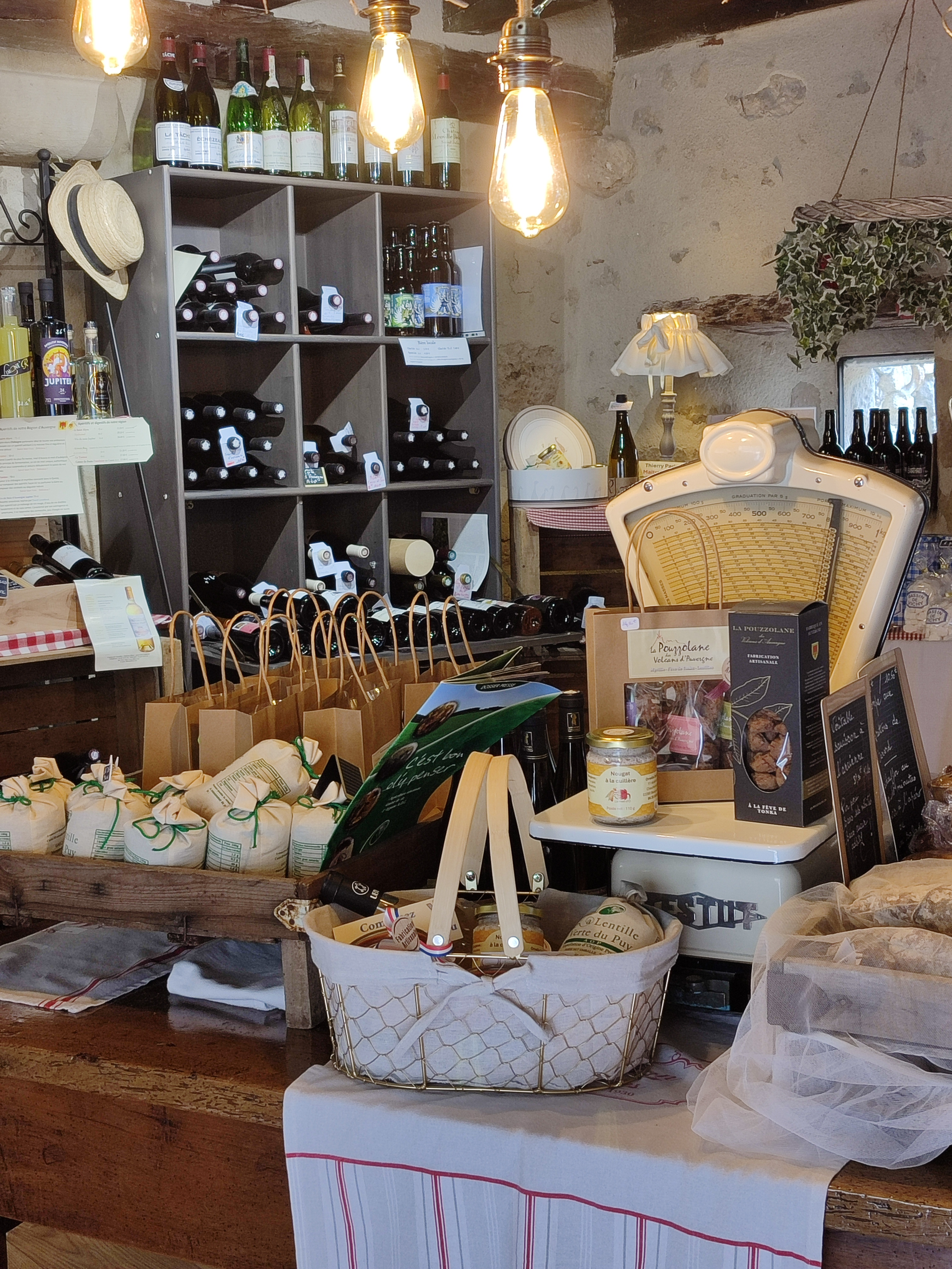 À 20 minutes de Vichy.
Départ retraite vend fond de commerce alimentaire, épicerie fine, dans superbe village classé dans l'Allier, très touristique. Magasin de 35 M2 belle pièce meublée façon campagne, emplacement numéro 1. Parking sans difficulté. Clientèle touristique et locale toute l'année. Charroux est un village en plein essor le seul Classé dans le département. Renseignements sur RDV