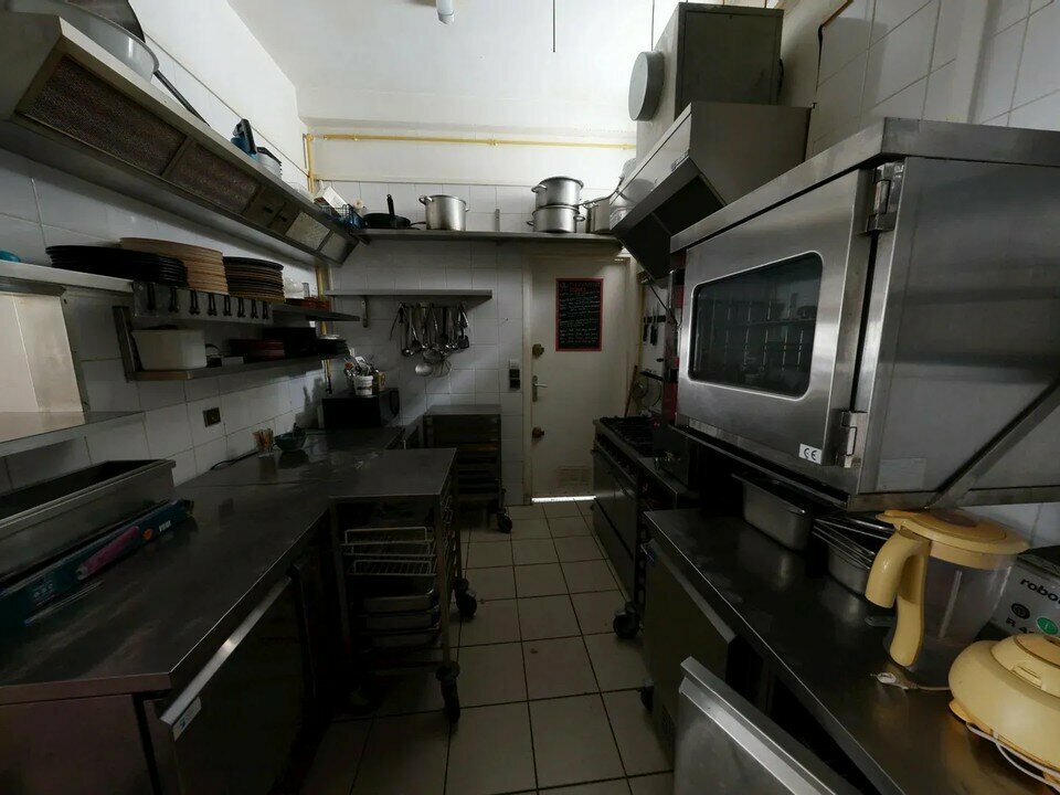 Fonds de commerce de restauration d’environ 70 m² à céder au Havre, à deux pas des Halles Centrales. L’établissement peut accueillir près de 40 couverts et dispose d’une cuisine professionnelle entièrement équipée d’environ 10 m² avec extraction professionnelle. Une cave en sous-sol assure un espace de stockage complémentaire et une terrasse privative complète l’ensemble. L’affaire bénéficie d’une Licence IV et se cède avec une reprise immédiate. Une reprise en location est également possible.

Surface totale : 70 m² (environ 40 couverts) avec cuisine professionnelle d'environ 10 m² et cave en sous-sol pour le stockage. Terrasse privative en complément.

Prix de cession du fonds de commerce : 113 000 €
Loyer annuel (option location) : 16 000 € HT HC
Charges annuelles : 1 800 €
Taxe foncière estimée : 2 000 €
Honoraires agence : 13 % TTC à charge de l'acquéreur

Annonce proposée par Pôle Implantation Commerce, service d'accompagnement des porteurs de projets commerciaux (réf. Ref076297).