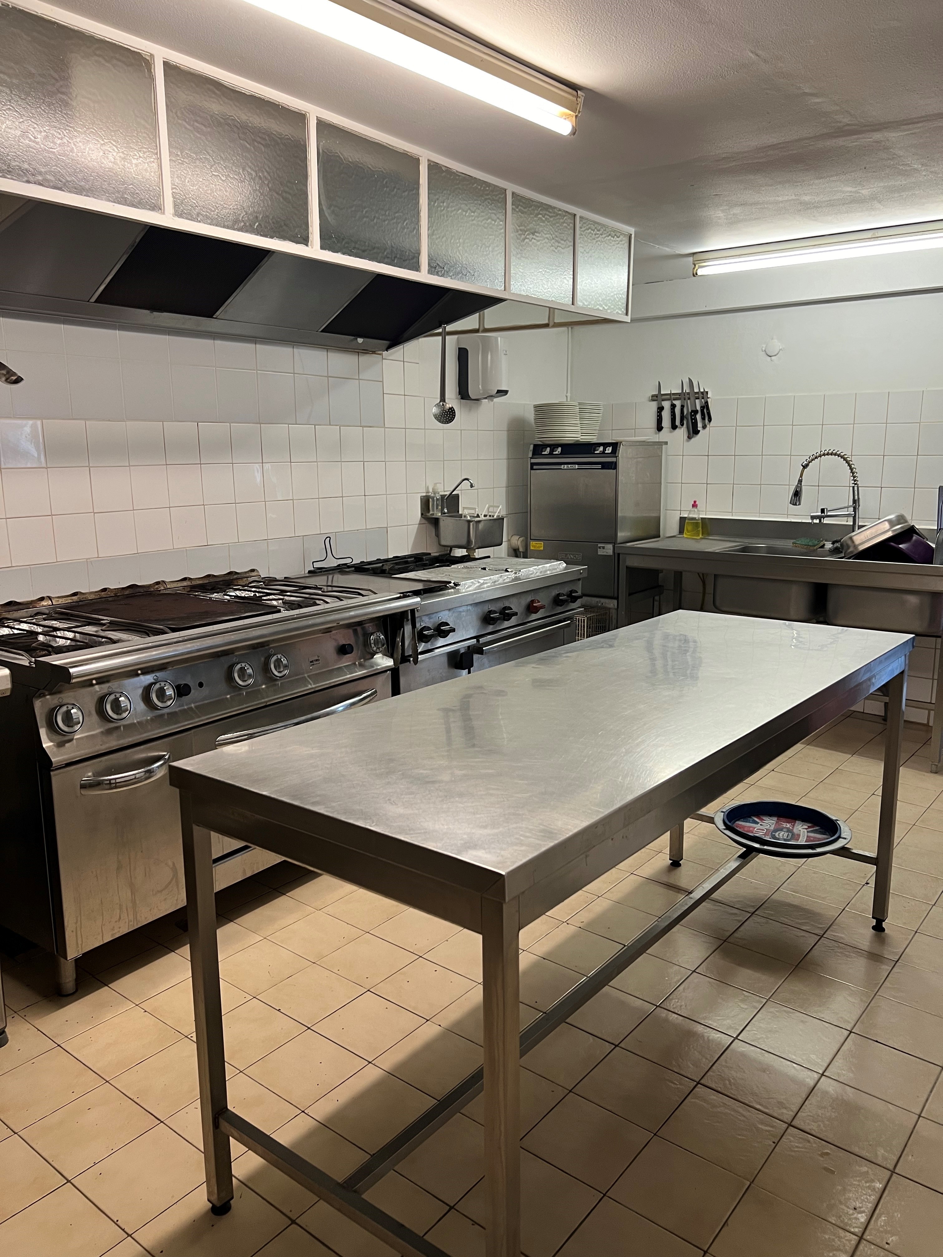 Fonds de commerce à céder – Bar, Restaurant, Traiteur, Portage de repas et Relais Poste à Tigné (49540).

Au cœur du charmant village de Tigné, commune de Lys-Haut-Layon (Maine-et-Loire), Loïc et Nicole souhaitent transmettre leur établissement après de nombreuses années d’activité.

Bien plus qu’un restaurant, cet établissement est un véritable lieu de vie du village. Il bénéficie d’une clientèle fidèle composée d’habitants, d’artisans, d’entreprises, d’associations et de visiteurs.

L’activité est aujourd’hui diversifiée et repose sur plusieurs services complémentaires :

Restaurant ouvrier (du lundi au vendredi)
Bar
Activité traiteur
Portage de repas à domicile
Relais Poste

Cette diversité permet d’assurer une activité régulière tout au long de l’année et offre encore de belles perspectives de développement.

L’établissement est idéalement situé en plein bourg de Tigné, sur un axe passant, avec une excellente visibilité et un fort ancrage local.

Cette reprise conviendra parfaitement à un couple, à des professionnels de la restauration ou à des personnes en reconversion souhaitant entreprendre dans un environnement convivial et dynamique.

Le fonds de commerce est proposé à la cession. Les modalités pourront être étudiées avec les futurs repreneurs. 

Plusieurs solutions d'acquisition sont envisageables. Les murs peuvent être vendus avec le fonds de commerce ou, afin de limiter l'investissement initial, une solution de location des murs pourra être mise en place avec le soutien de la mairie.

Pour tout renseignement :

📞 02 41 59 41 51

📧 loic.socheleau@wanadoo.fr