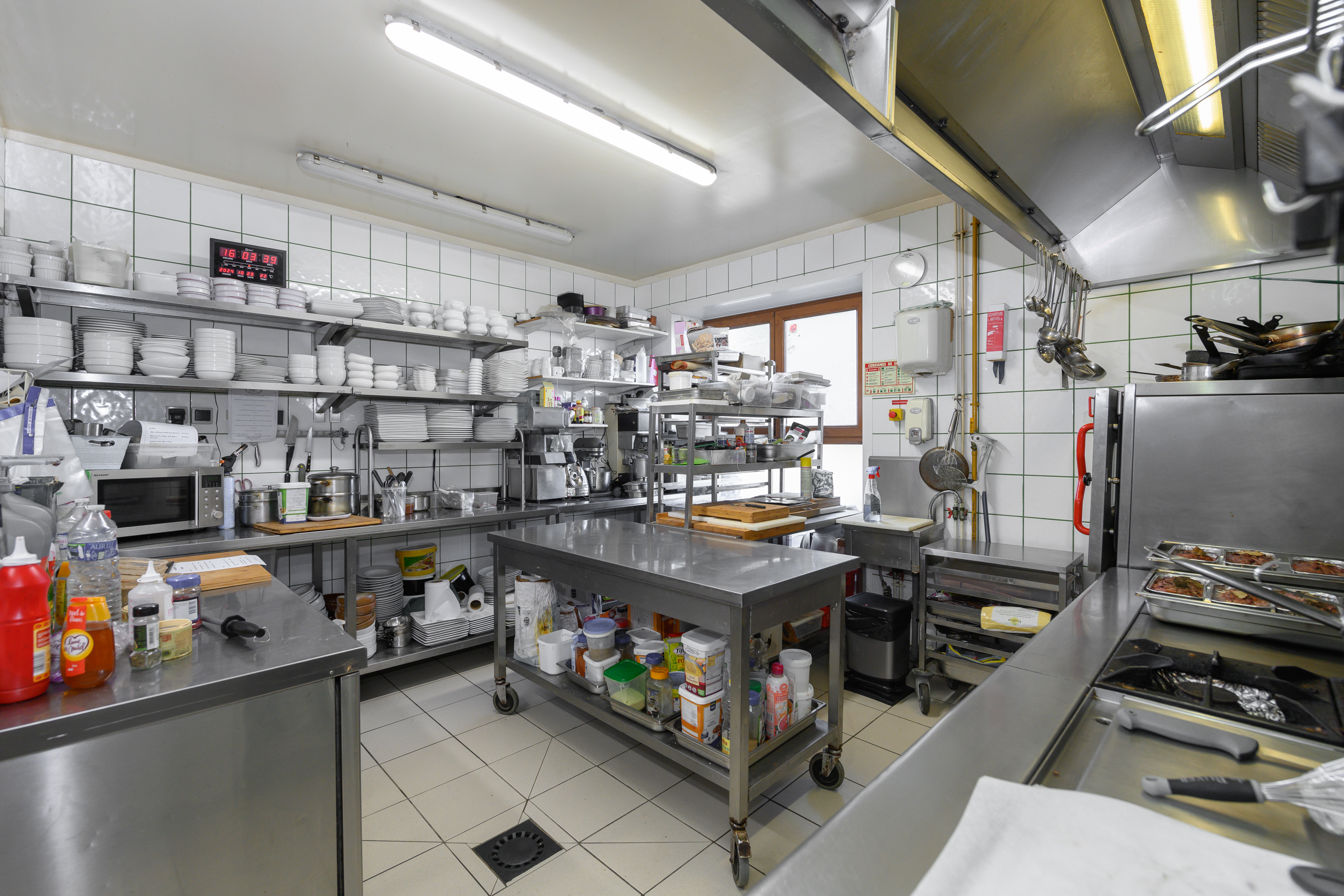 Au coeur d'un village frontalier, notre restaurant se situe sur la route départementale D932 qui sépare la France de la Belgique.  Fort de sa situation géographique (1h de Lille et de Bruxelles), nous souhaitons remettre notre restaurant pour prendre notre retraite et garder une dynamique dans le village qui a une activité commerciale bien présente. 
Belle clientèle qui apprécie la cuisine traditionnelle. Bonne évolution de l'activité. 60 couverts répartis en 3 espaces. 9 services par semaine.
Outil de travail en parfait état clé en main. Aucun investissement à prévoir.
Parking. Accès PMR. Restaurant et cuisine climatisés.  Petite Terrasse.
L'étage peut être aménagé en logement d'appoint pour le repreneur.
L'achat des murs représente un bel investissement compte tenu de la qualité
et de l'emplacement du bâti.