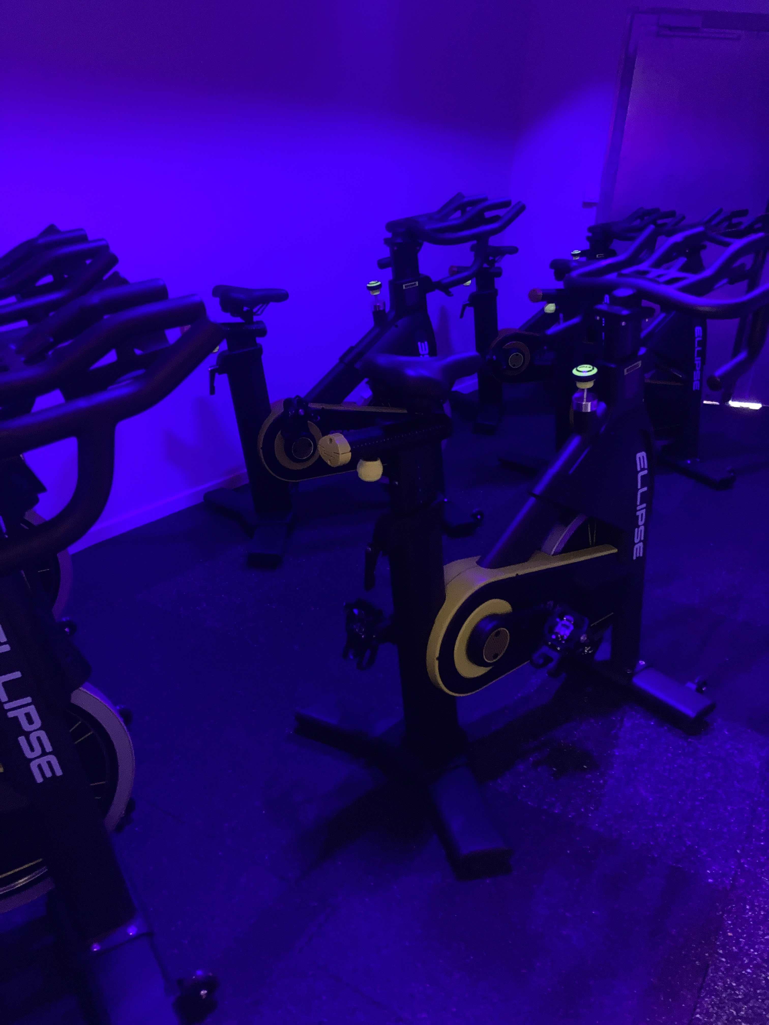 À VENDRE : Salle de sport haut de gamme - EMS STIM WAVE - 156m² - 129 000 €
Localisation : 47550 Boé ( En face d'Ogreen )

Nous mettons en vente notre salle de sport haut de gamme STIM WAVE, spécialisée en électro-stimulation musculaire (EMS) et coaching personnalisé, après 8 ans d'activité.
Située dans un emplacement privilégié avec de nombreuses places de parking à disposition, cette salle est une belle opportunité pour tout entrepreneur souhaitant reprendre une affaire rentable et moderne.

Caractéristiques principales :

Surface totale : 156 m²

Clientèle haut de gamme : Une clientèle fidèle et en pleine croissance

Matériel EMS dernière génération non câblée: Utilisé seulement depuis avril 2024, il garantit des séances d'entraînement efficaces et innovantes

Infrastructures modernes : Tout a été pensé pour offrir confort et efficacité, des équipements aux aménagements intérieurs

Espaces diversifiés :
Une salle de coaching spacieuse et lumineuse
Une salle de bike

Stationnement aisé : Multiples places de parking à proximité immédiate

Excellent état général : Aucune rénovation à prévoir, tout est prêt pour démarrer immédiatement

Pourquoi vendre ?
Après 8 années passionnantes à la tête de STIM WAVE, nous avons d'autres projets à venir et souhaitons passer le relais à une personne motivée pour poursuivre cette aventure avec notre clientèle fidèle.

Avantages :

Affaire clé en main
Aucune charge imprévue
Rentabilité assurée grâce à la notoriété de la salle et la fidélité de la clientèle
Ne manquez pas cette belle opportunité d'acquérir une salle de sport avec un fort potentiel de développement.
Aucune concurrence sur le secteur.

Prix de vente : 129 000 €
Pour plus d'informations ou pour organiser une visite, merci de nous contacter:
Par message via Le Bon Coin ou par mail