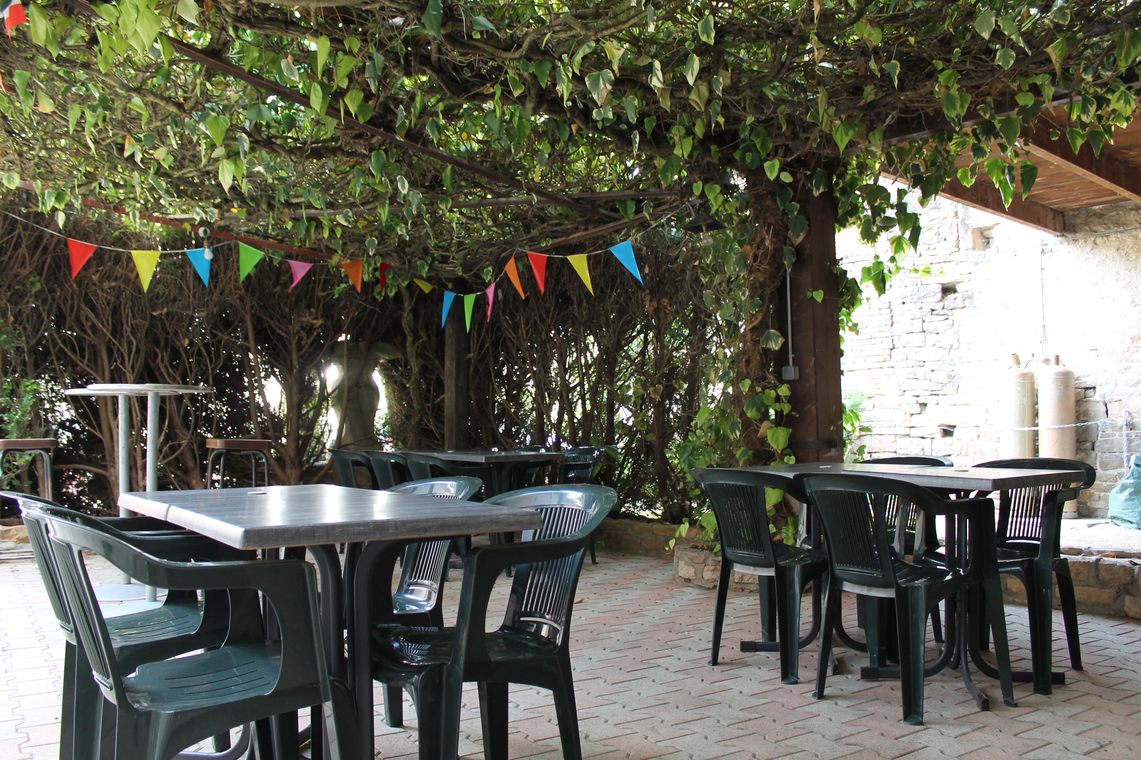 Envie de prendre sa retraite, vend fond de commerce, bureau de Tabac, bar restaurant situé dans petit village en Bourgogne du Sud. Axe ancienne Nationale 6. Terrasse, cour et bar d'été extérieur. Affaire saine. Restauration à redévelopper.