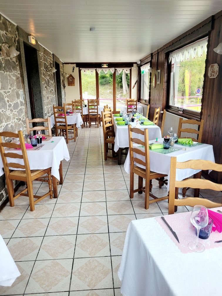 PROCHE DE GERARDMER Fonds de commerce de Bar, Restaurant situé au cœur du village du Tholy.

Salle de 28 couverts, modulable, Bar de 14 places, cuisine, réserve, etc...

Une terrasse de 24 places avec vue panoramique sur la vallée.
Parking gratuit en face du commerce.
Logement de 3 pièces attenant, vous permettant de profiter pleinement de la vie du village.

Commerces et services à proximité : Bureau de poste, école maternelle, primaire et collège facilitent la vie quotidienne.

Potentiel de développement : Population de 1536 habitants, clientèle de passage et villégiature ( locations saisonnières ), cascades de TENDON toutes proches.

URGENT vendu cause maladie. Prix négociable.